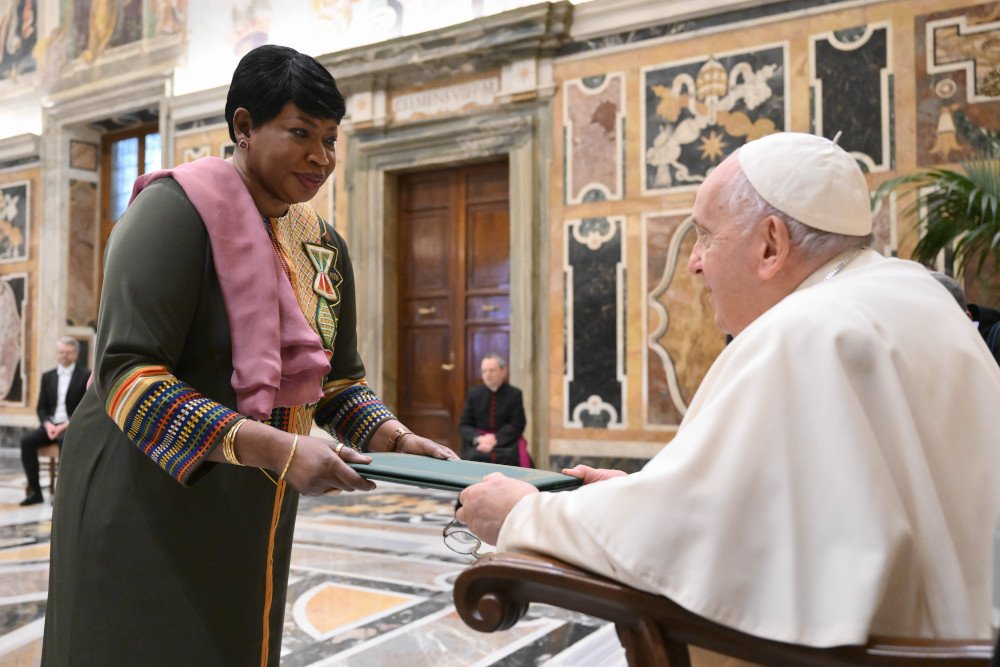 Fatou Bom Bensouda presenta al Papa Francisco sus cartas credenciales como embajadora de Gambia ante la Santa Sede durante una audiencia en el Palacio Apostólico del Vaticano el 13 de mayo de 2023. (Foto de CNS/Vatican Media)