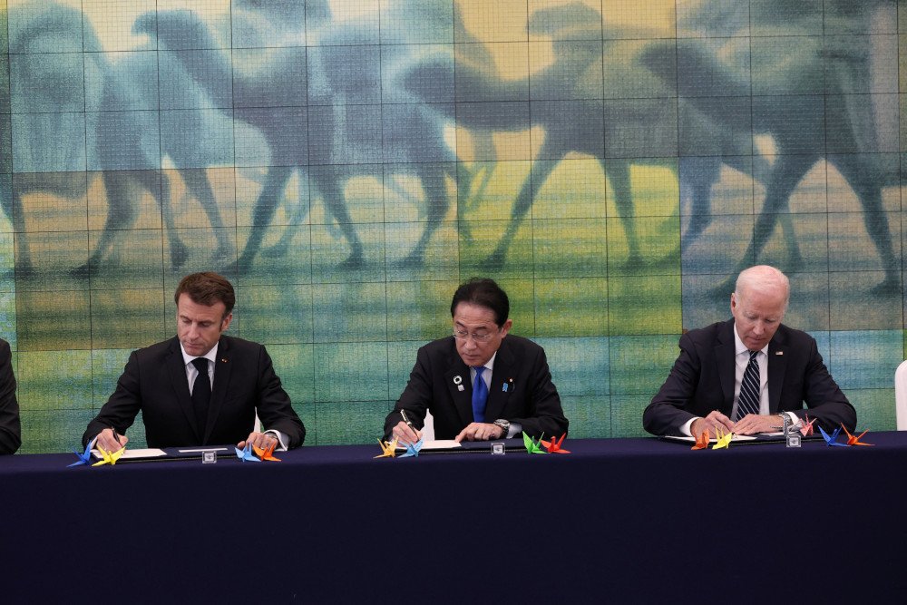 El presidente francés, Emmanuel Macron, el primer ministro japonés, Fumio Kishida, y el presidente estadounidense, Joe Biden, firman un libro de visitas mientras visitan el Museo Memorial de la Paz con otros líderes del G7 como parte de la cumbre de líderes del G7 en Hiroshima, Japón, 19 de mayo de 2023. (OSV News photo/Ministry of Foreign Affairs of Japan handout via Reuters)
