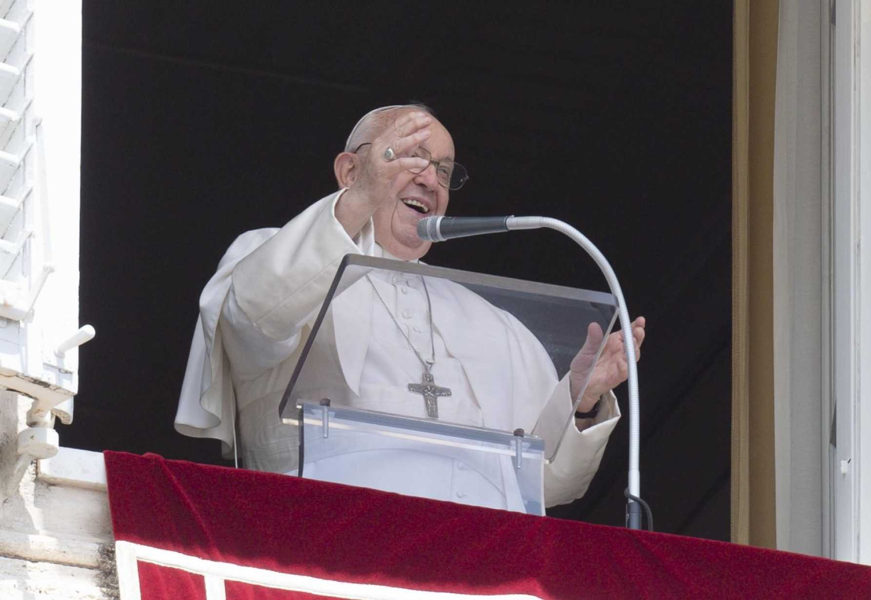 El Papa Francisco saluda a la multitud congregada en la Plaza de San Pedro del Vaticano el 21 de mayo de 2023, para el rezo del mediodía de la oración del "Regina Coeli". (CNS photo/Vatican Media)