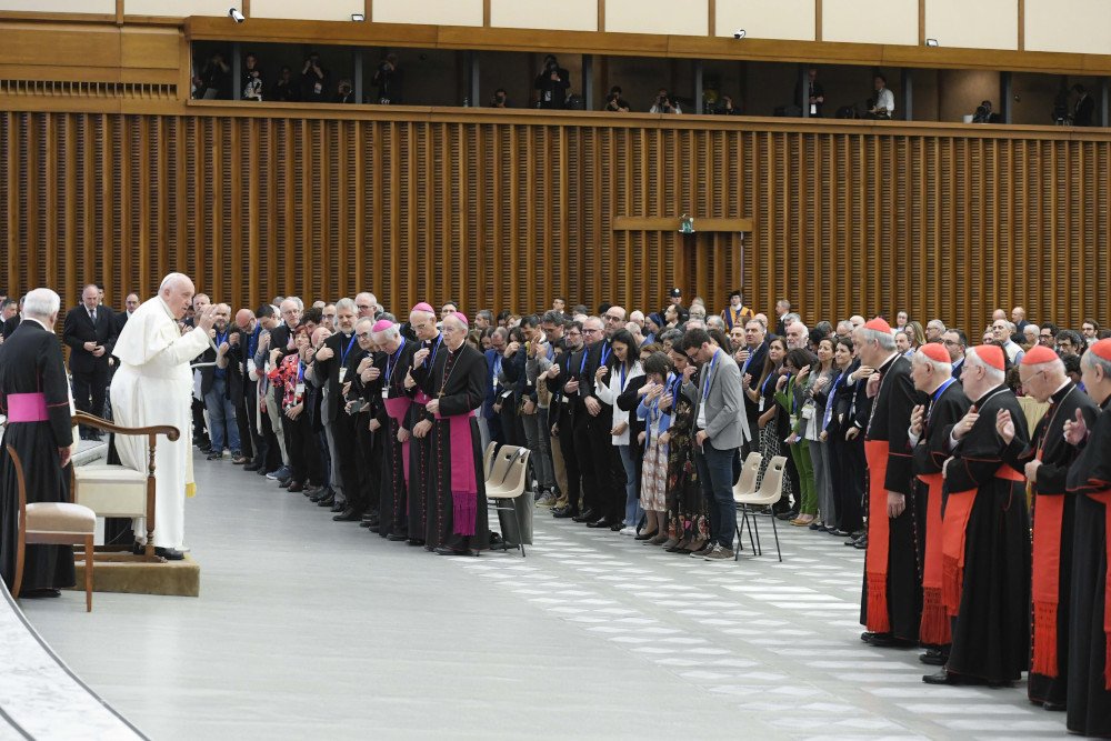 El papa Francisco da su bendición a los miembros de la conferencia episcopal italiana y a los líderes diocesanos que participan en el proceso del sínodo nacional de Italia el 25 de mayo de 2023, en la sala de audiencias del Vaticano. El Papa respondió a las preguntas y preocupaciones que los miembros del grupo presentaron sobre su noción de fomentar una "iglesia sinodal." (CNS photo/Vatican Media)
