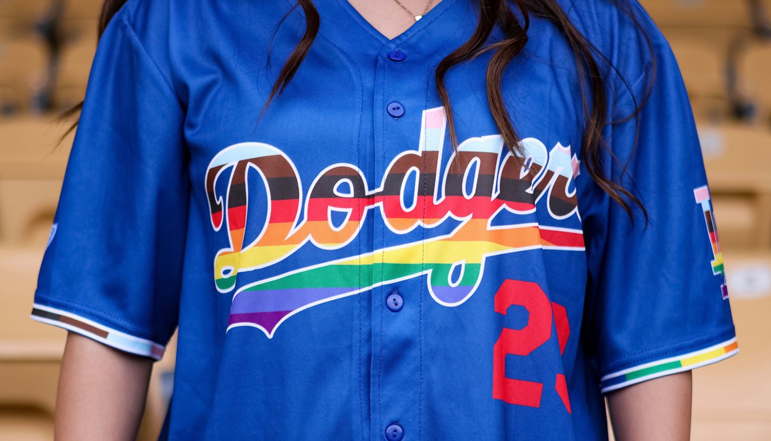 La camiseta promocional de la Noche del Orgullo LGBTQ+ de los Dodgers. (Facebook vía @Dodgers)