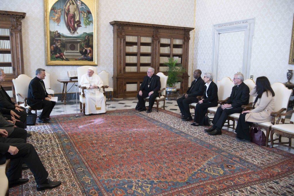 El Papa Francisco se reúne con los miembros de la comisión preparatoria de la asamblea general del Sínodo de los Obispos en la biblioteca del Palacio Apostólico en el Vaticano el 16 de marzo. (CNS/Vatican Media)