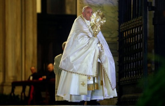 El Papa Francisco sostiene la custodia mientras da su bendición extraordinaria "urbi et orbi" (a la ciudad y al mundo) desde el atrio de la Basílica de San Pedro en el Vaticano el 27 de marzo de 2020. Desde marzo de 2023, las adoraciones mensuales se convirtieron en una nueva normalidad para los peregrinos que visitan la Plaza San Pedro. Para el cardenal Konrad Krajewski, limosnero papal, que dirigió una Hora Santa mensual al aire libre en el Vaticano el 9 de mayo de 2023, la adoración es una hora crucial de cualquier día. (Foto de OSV News/Yara Nardi, pool via Reuters)