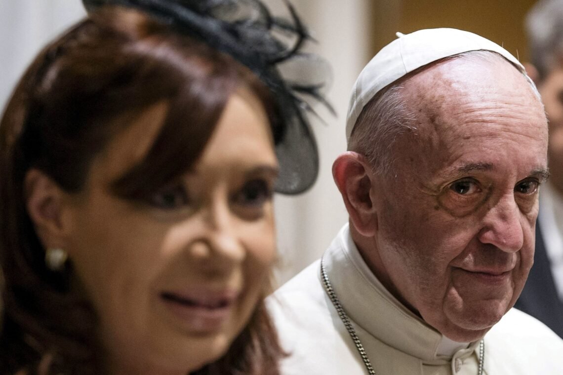El Papa Francisco en una foto con la presidenta de Argentina, Cristina Fernández de Kirchner, durante una audiencia privada en el Vaticano el 7 de junio de 2015. El Papa Francisco habría desempeñado un papel clave para que los obispos argentinos pidan perdón por lo que la Iglesia hizo, y no hizo, durante la dictadura que gobernó el país entre 1976 y 1983 y que se cobró entre 10,000 y 30,000 vidas. El Papa Francisco era provincial jesuita en la época del gobierno militar y a principios del año 2000 inició un proceso que condujo al informe en tres partes que ahora publica su iglesia natal. (Foto OSV News/Angelo Carconi, pool vía Reuters)