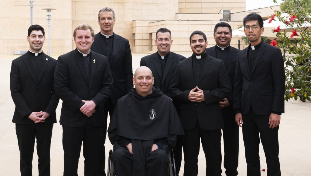 Los ocho hombres que serán ordenados sacerdotes de la Archidiócesis de Los Ángeles el 3 de junio. De izquierda a derecha: Luis Gerardo Peña, Michael DiPietro, René J-C Haarpaintner, César Galán, fsp, Enrique Piceno, Jr., Emmanuel Sánchez, Sergio Sandoval Martínez y Hieu Nguyen. (Víctor Alemán)