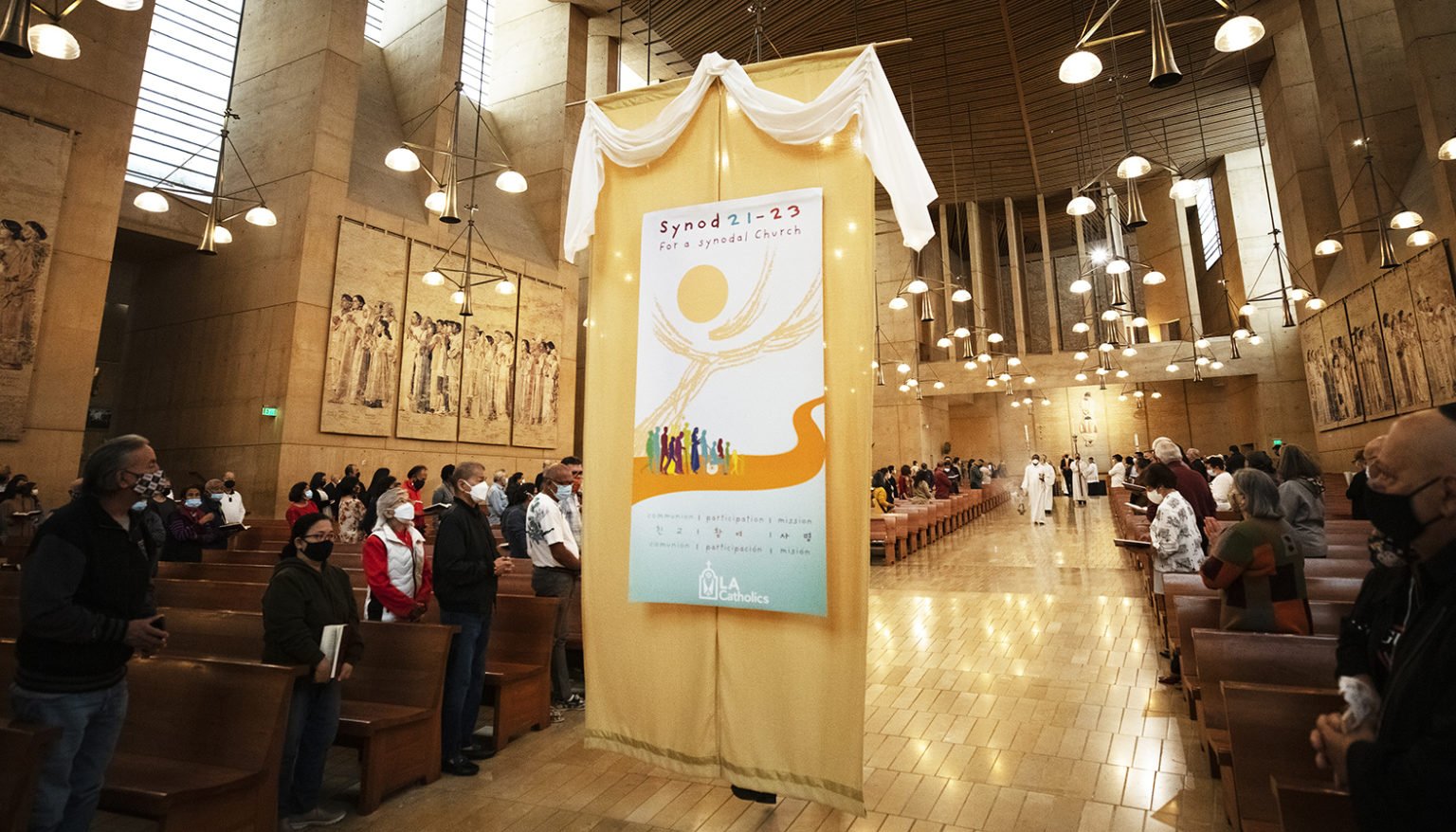 Una pancarta con el logotipo oficial del sínodo “Por una Iglesia sinodal: comunión, participación y misión” en la Catedral de Nuestra Señora de los Ángeles, al comienzo de la Misa que daba inicio a la fase local del sínodo en 2021. (Víctor Alemán)