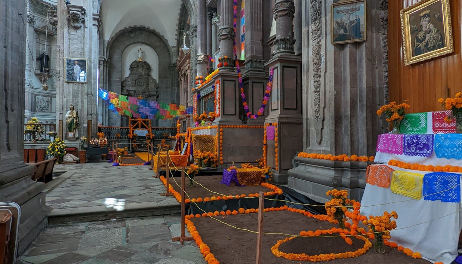 Altares laterales en la Catedral de Guanajuato antes del Día de los Muertos durante la visita del autor el año pasado. Cada año, las familias mexicanas se reúnen antes del Día de Todos los Santos, el 1 de noviembre, para decorar sus altares con fotografías, comida, velas y flores. (Amy Welborn)