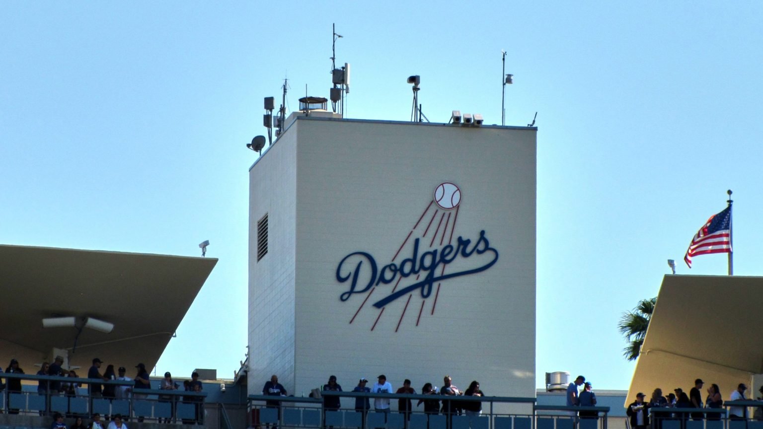 Logotipo de los Dodgers de Los Ángeles en la pared del estadio de los Dodgers. (Shutterstock)