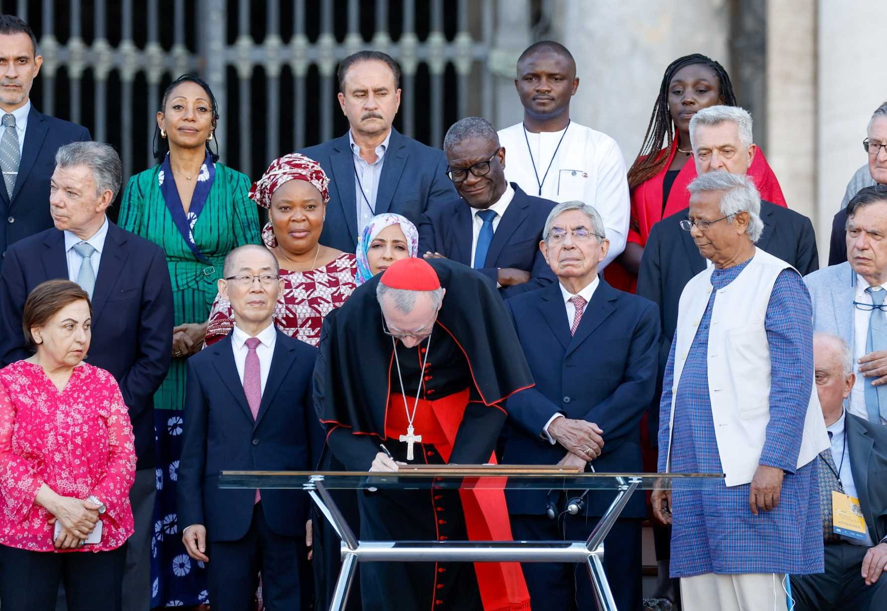 El cardenal Pietro Parolin, secretario de estado del Vaticano, estrecha la mano de Muhammad Yunus, Premio Nobel de la Paz 2006, tras firmar la Declaración por la Fraternidad Humana durante el Encuentro Mundial sobre la Fraternidad Humana en la Plaza de San Pedro del Vaticano el 10 de junio de 2023. (Foto de CNS/Vatican Media)