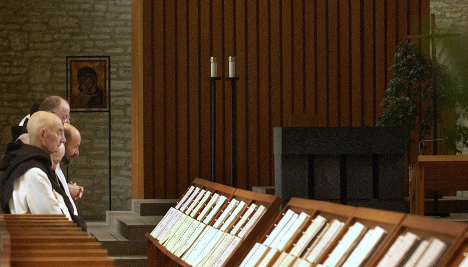 Monjes trapenses en oración vespertina en la Abadía de New Melleray en Peosta, Iowa, en 2005. (CNS/Karen Callaway, Northwest Indiana Catholic)