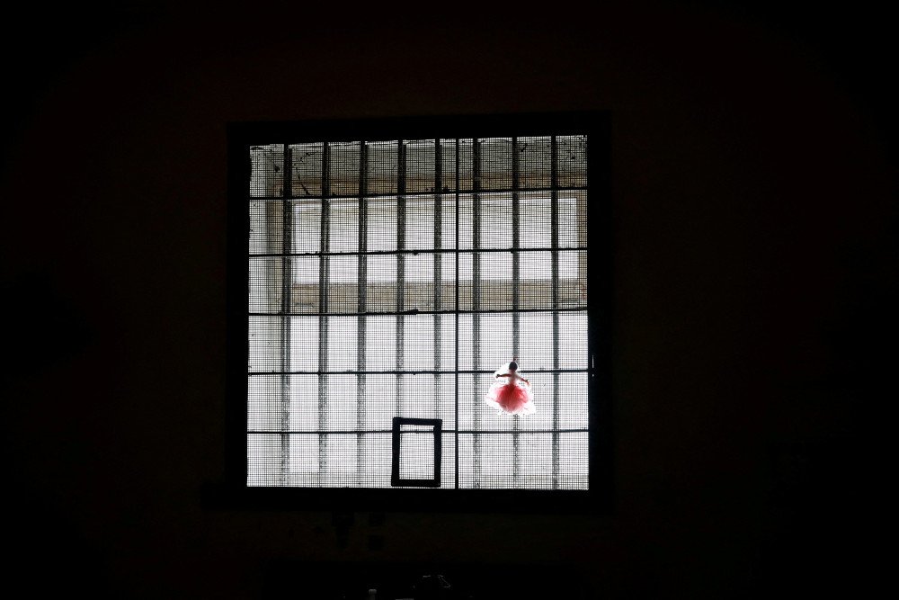 Una muñeca de trapo en Kherson, Ucrania, se fija a la ventana de una celda en un centro de detención preliminar el 16 de noviembre de 2022, que, como dicen los ucranianos, fue utilizado por los miembros del servicio ruso para encarcelar y torturar a la gente. (CNS photo/Murad Sezer, Reuters)