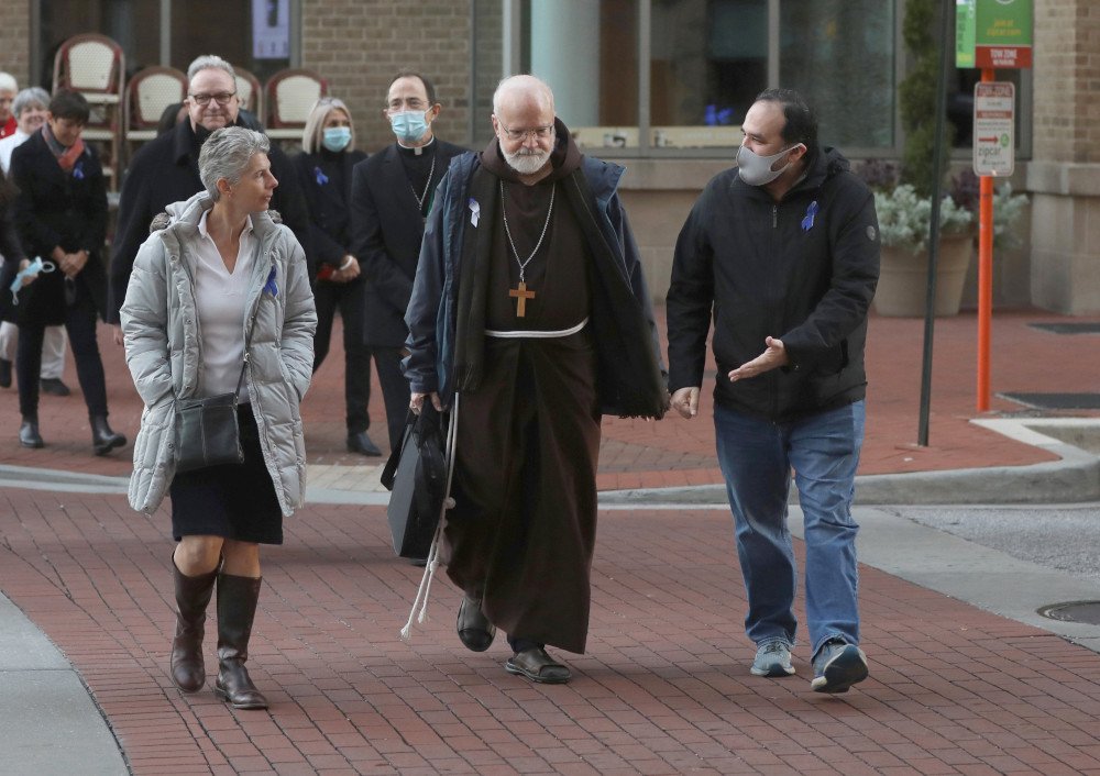 El cardenal Seán P. O'Malley de Boston, presidente de la Pontificia Comisión para la Protección de Menores, encabeza una caminata al amanecer para poner fin a los abusos, en Baltimore, el 18 de noviembre de 2021. (OSV News /CNS file, Bob Roller)