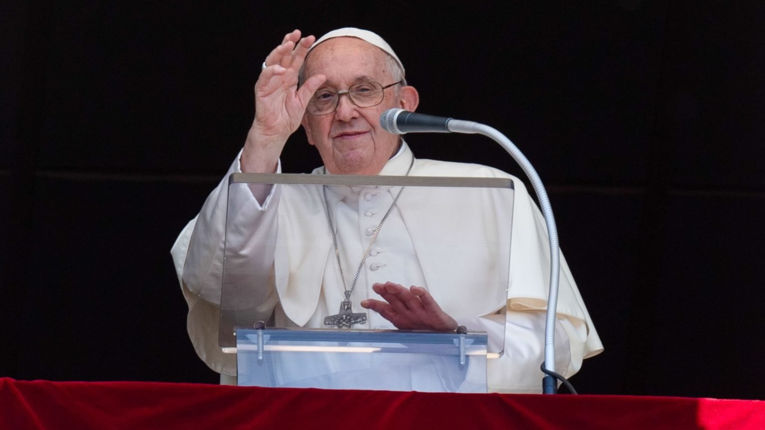 El Papa Francisco saluda a los visitantes en la Plaza de San Pedro del Vaticano para rezar el Ángelus el 25 de junio de 2023. (CNS /Vatican Media)