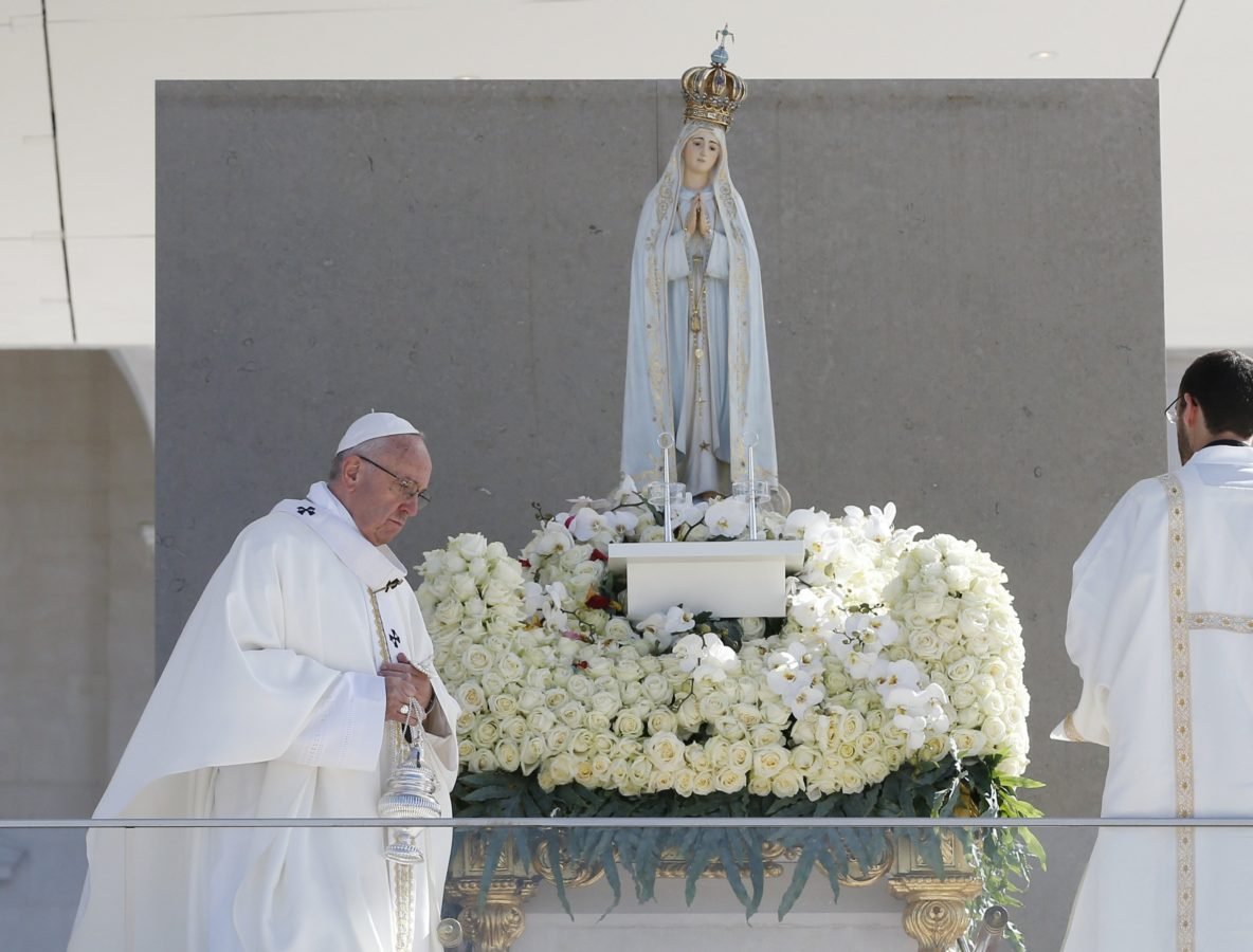 El Papa Francisco durante una visita al Santuario de Nuestra Señora de Fátima en Portugal en 2017. (CNS/Paul Haring)