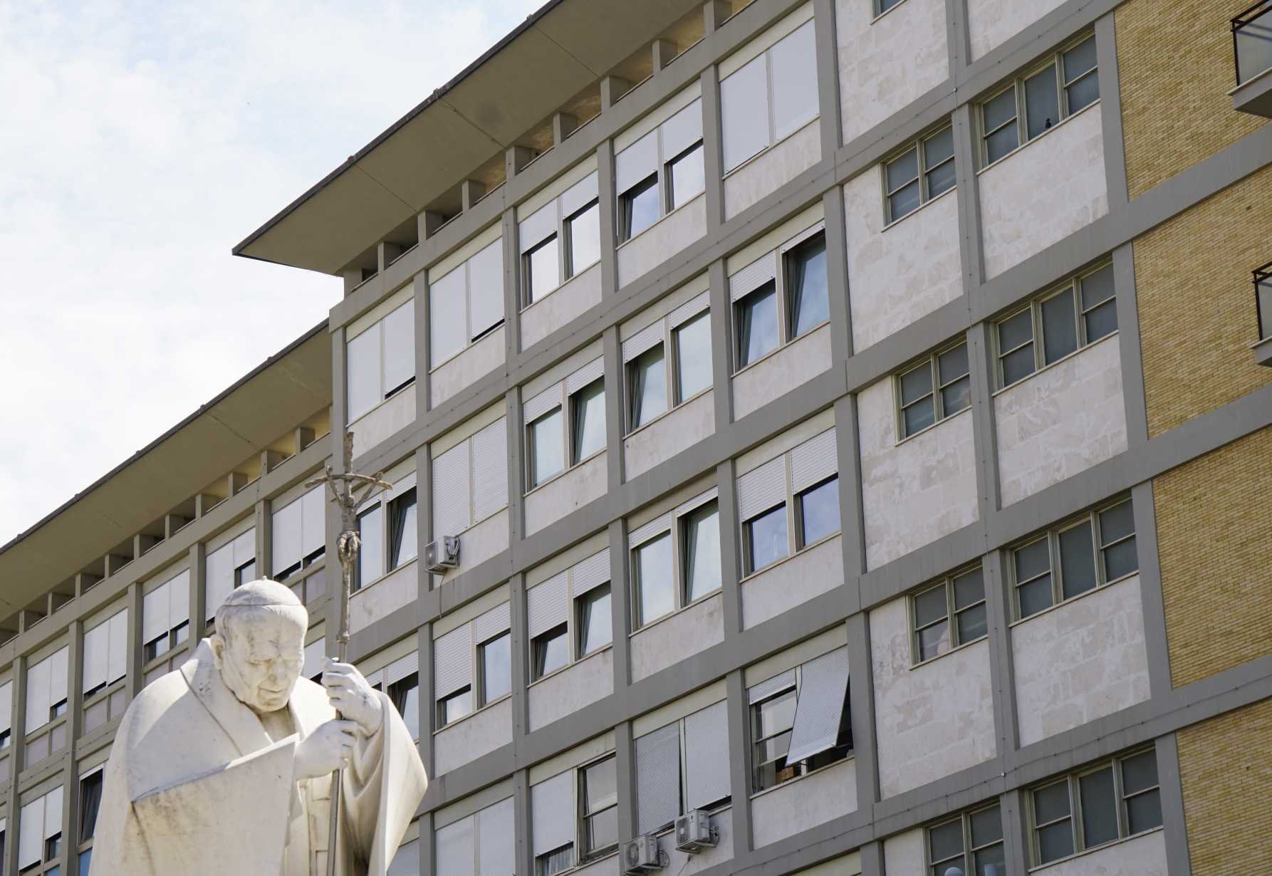 Una estatua de San Juan Pablo II se ve fuera del hospital Gemelli de Roma 8 de junio 2023, donde el Papa Francisco se encuentra en la suite papal en el último piso después de someterse a una cirugía para tratar una hernia 7 de junio 2023. Debido a sus frecuentes visitas durante su pontificado de tres décadas, el Papa polaco cariñosamente llamó al hospital "el tercer Vaticano" después de su segunda "casa" en la residencia papal de verano en Castel Gandolfo fuera de Roma. (CNS/Justin McLellan)