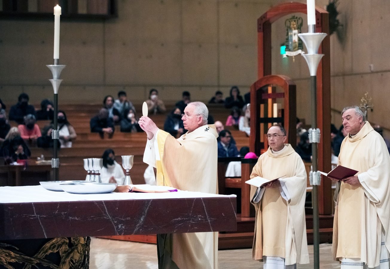 El Arzobispo José H. Gomez celebra Misa el Jueves Santo, 6 de abril de 2023. (Víctor Alemán)