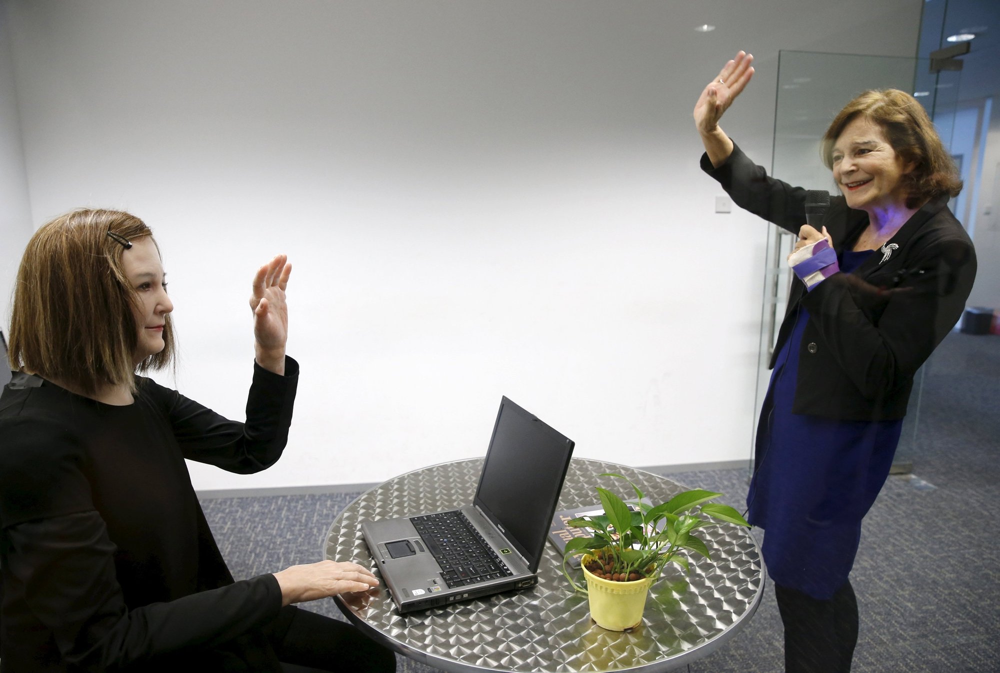 Nadia Thalmann, a la derecha, profesora de la Universidad Tecnológica de Nanyang (Singapur), habla el 1 de marzo con un humanoide creado por ella y su equipo. Con su pelo castaño, piel suave y rostro expresivo, el humanoide es un nuevo tipo de robot que algún día, esperan los científicos, podría utilizarse como asistente personal o cuidador de ancianos. (CNS/Edgar Su, Reuters)