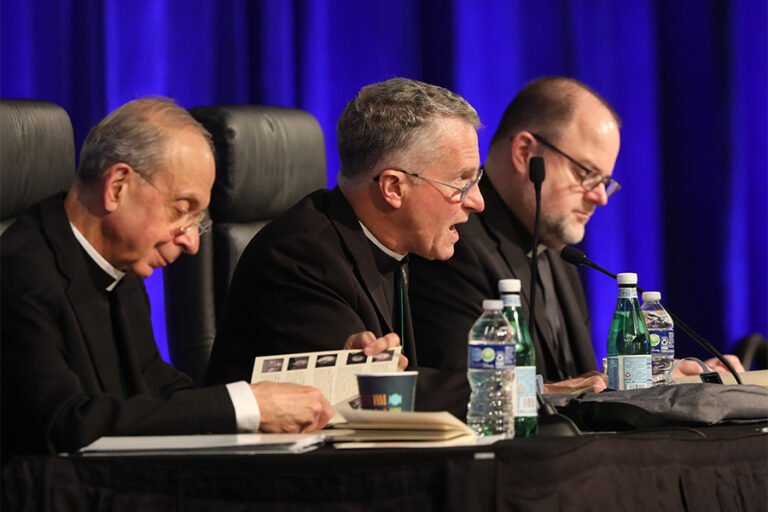 El Arzobispo Timothy P. Broglio de la Arquidiócesis para los Servicios Militares de EE.UU., presidente de la Conferencia de Obispos Católicos de EE.UU., habla el 15 de junio de 2023, durante la asamblea plenaria de primavera de la Conferencia de Obispos Católicos de EE.UU. en Orlando, Florida. En la foto también aparecen el arzobispo de Baltimore, William E. Lori, vicepresidente de la USCCB, y el padre Michael J.K. Fuller, secretario general de la USCCB. (Foto OSV News/Bob Roller)
