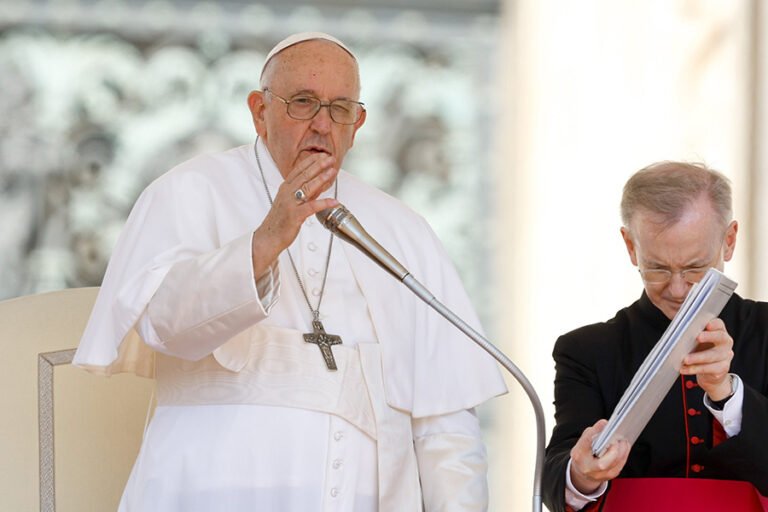 El Papa Francisco da su bendición al final de su audiencia general semanal en la Plaza de San Pedro del Vaticano el 7 de junio de 2023. (CNS /Lola Gomez)