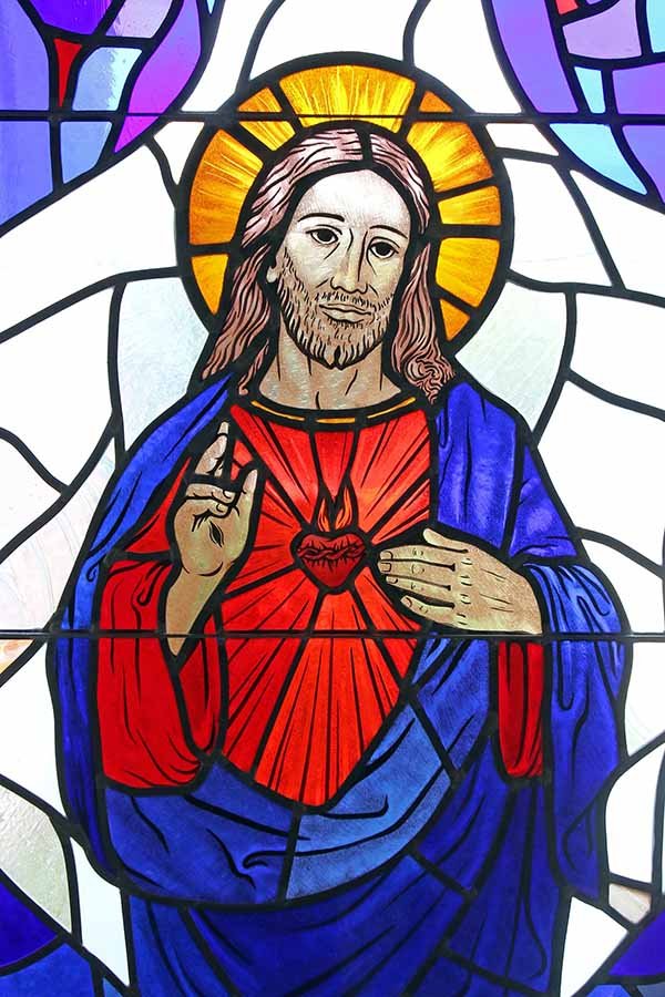 El Sagrado Corazón de Jesús está representado en una vidriera de la Iglesia de San Patricio en Smithtown, N.Y. El Arzobispo Timothy P. Broglio, el Arzobispo José H. Gomez y el Cardenal Timothy M. Dolan han pedido a los fieles que observen la Solemnidad del Sagrado Corazón (16 de junio) con oración y reparación, mientras los Dodgers de Los Ángeles celebran una Noche del Orgullo esa misma noche y honran a un grupo que parodia a las religiosas. (OSV News /CNS, Gregory A. Shemitz)