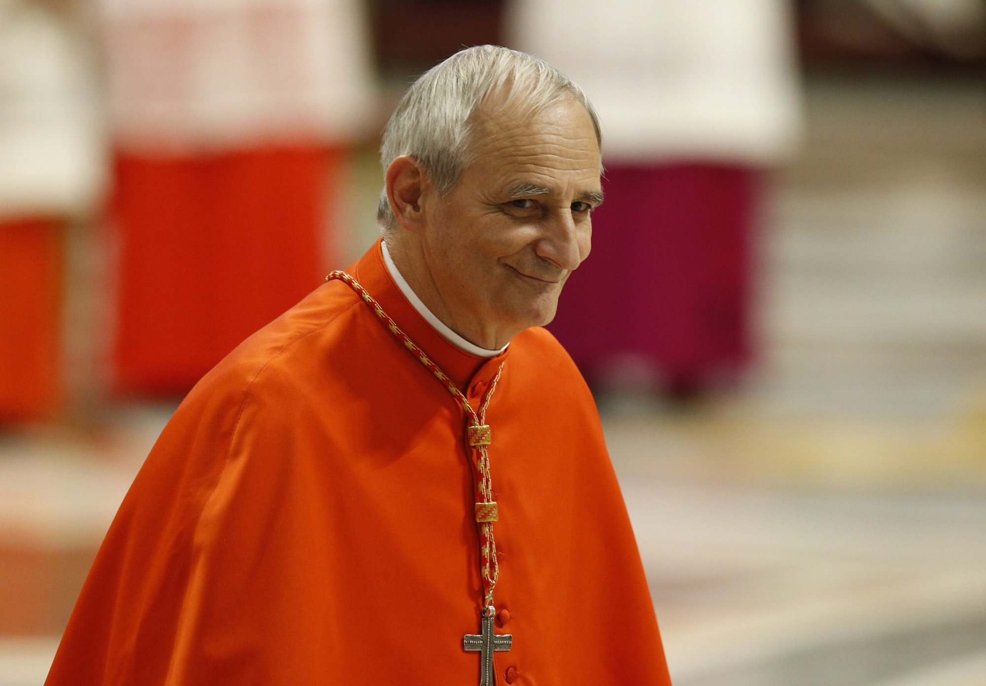 El cardenal Matteo Zuppi de Bolonia, Italia, sonríe mientras llega a un consistorio dirigido por el Papa Francisco para la creación de nuevos cardenales en la Basílica de San Pedro en el Vaticano el 5 de octubre de 2019. (Foto CNS/Paul Haring)