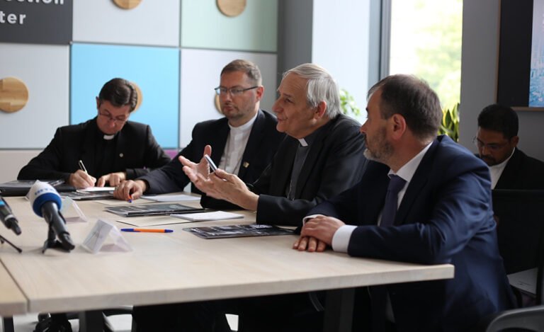 El cardenal Matteo Zuppi, enviado papal a Ucrania, gesticula durante una reunión en Kiev con el comisario parlamentario ucraniano para los derechos humanos, Dmytro Lubinets, el 5 de junio de 2023. Previamente, el cardenal Zuppi visitó el suburbio de Bucha, en Kiev, donde cientos de civiles ucranianos murieron bajo la ocupación rusa en la primavera de 2022. (OSV News)
