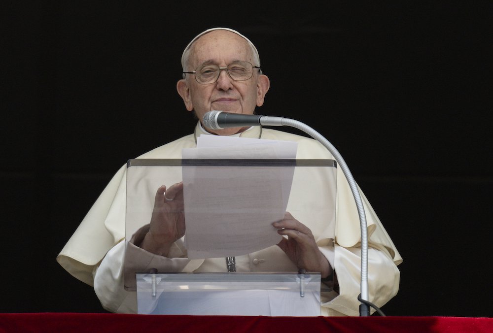 El Papa Francisco se dirige a los visitantes congregados en la Plaza de San Pedro del Vaticano antes de rezar el Ángelus el 2 de julio. (CNS/Vatican Media)
