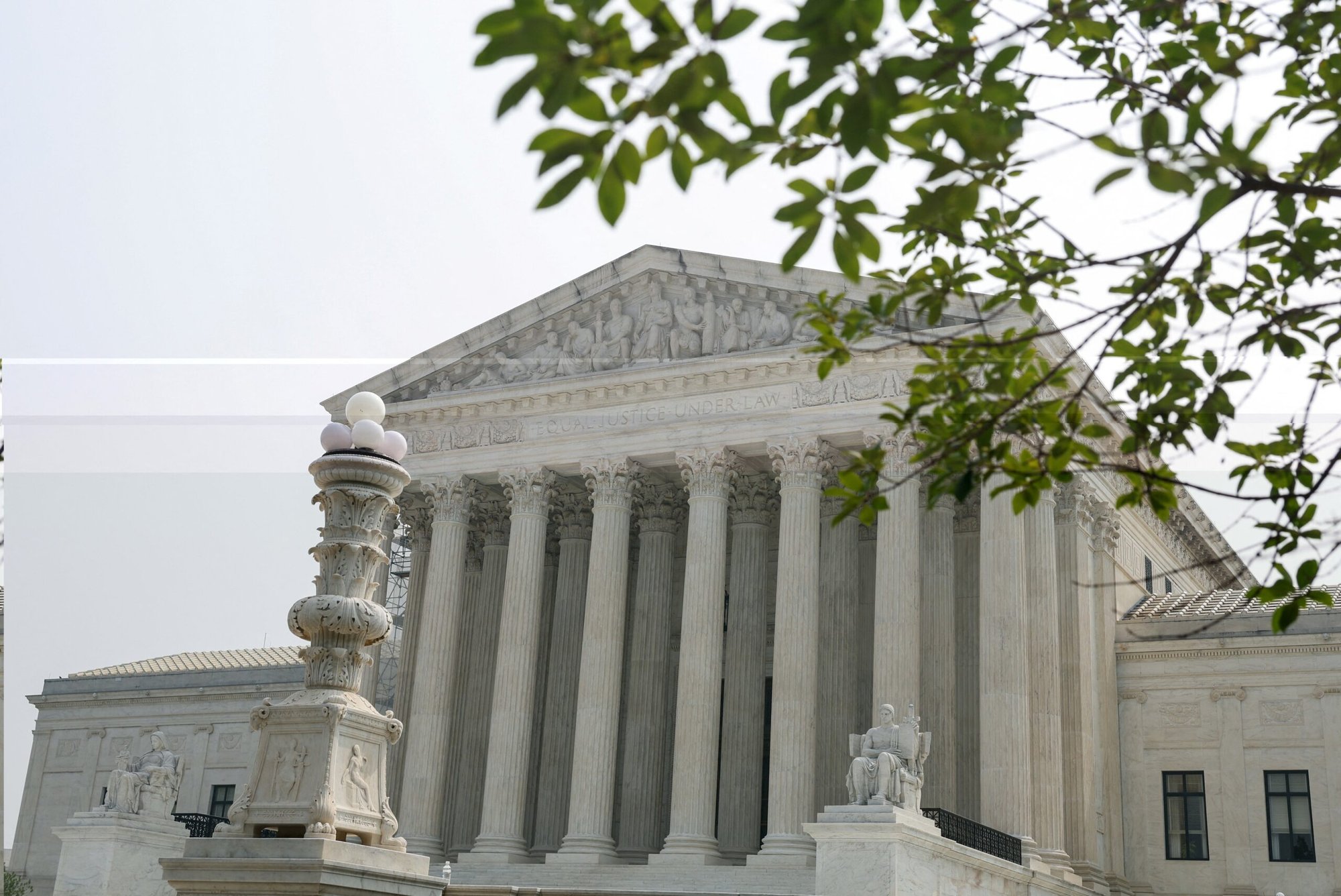 La Corte Suprema de EE.UU. se ve en Washington el 29 de junio de 2023, tras la decisión de los jueces por 6-3 de que las instituciones de educación superior ya no pueden tener en cuenta la raza para la admisión. El 7 de julio, el obispo Joseph N. Perry, presidente del Comité Ad Hoc contra el Racismo de la Conferencia de Obispos Católicos de EE.UU., emitió una declaración en la que expresaba su esperanza de que las universidades católicas "sigan encontrando maneras de hacer que la educación sea posible y asequible para todos, independientemente de su origen". (Foto OSV News/Evelyn Hockstein, Reuters)