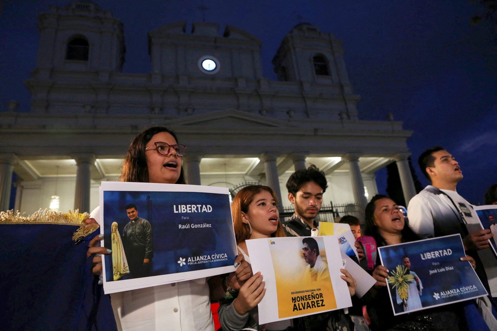 Nicaragüenses exiliados en Costa Rica asisten a la "Vigilia de Fe y Libertad" frente a la Catedral Metropolitana en San José, Costa Rica, 19 de agosto de 2022, para protestar por la detención Obispo Rolando Álvarez de Matagalpa, Nicaragua. (Foto OSV News/Mayela López, Reuters)