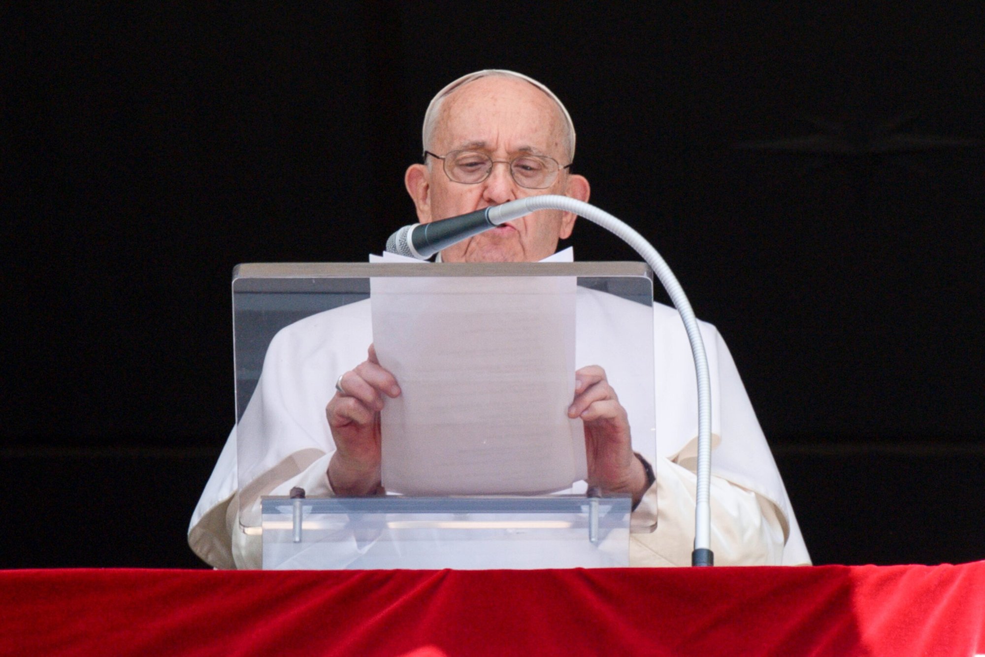 El Papa Francisco se dirige a los visitantes congregados en la Plaza de San Pedro del Vaticano antes de rezar el Ángelus el 16 de julio de 2023. (Foto CNS/Vatican Media)
