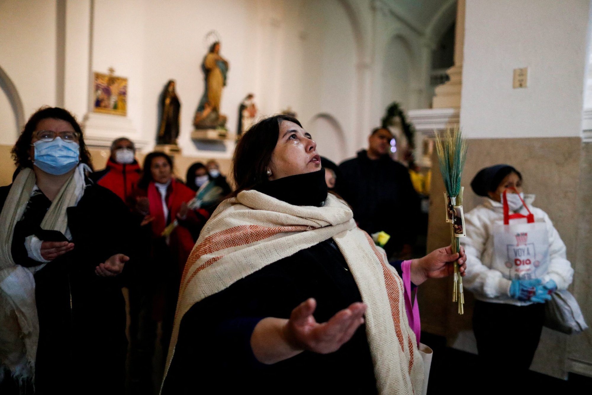 Una mujer reza en la Iglesia de San Cayetano en Buenos Aires, Argentina, el 7 de agosto de 2022, durante las celebraciones del día de San Cayetano, patrón del trabajo y el pan. (Foto OSV News photo/Agustin Marcarian, Reuters)