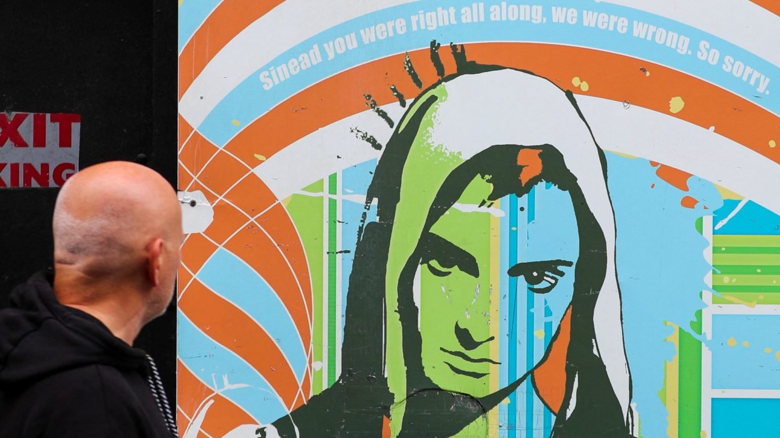 Un hombre observa una obra de arte que representa a la cantante irlandesa Sinéad O'Connor en Dublín el 27 de julio de 2023. La muerte, el 26 de julio, de la aclamada cantante y compositora de 56 años ha provocado una oleada de homenajes desde todos los ámbitos de la vida irlandesa. (OSV News photo/Damien Storan, Reuters)