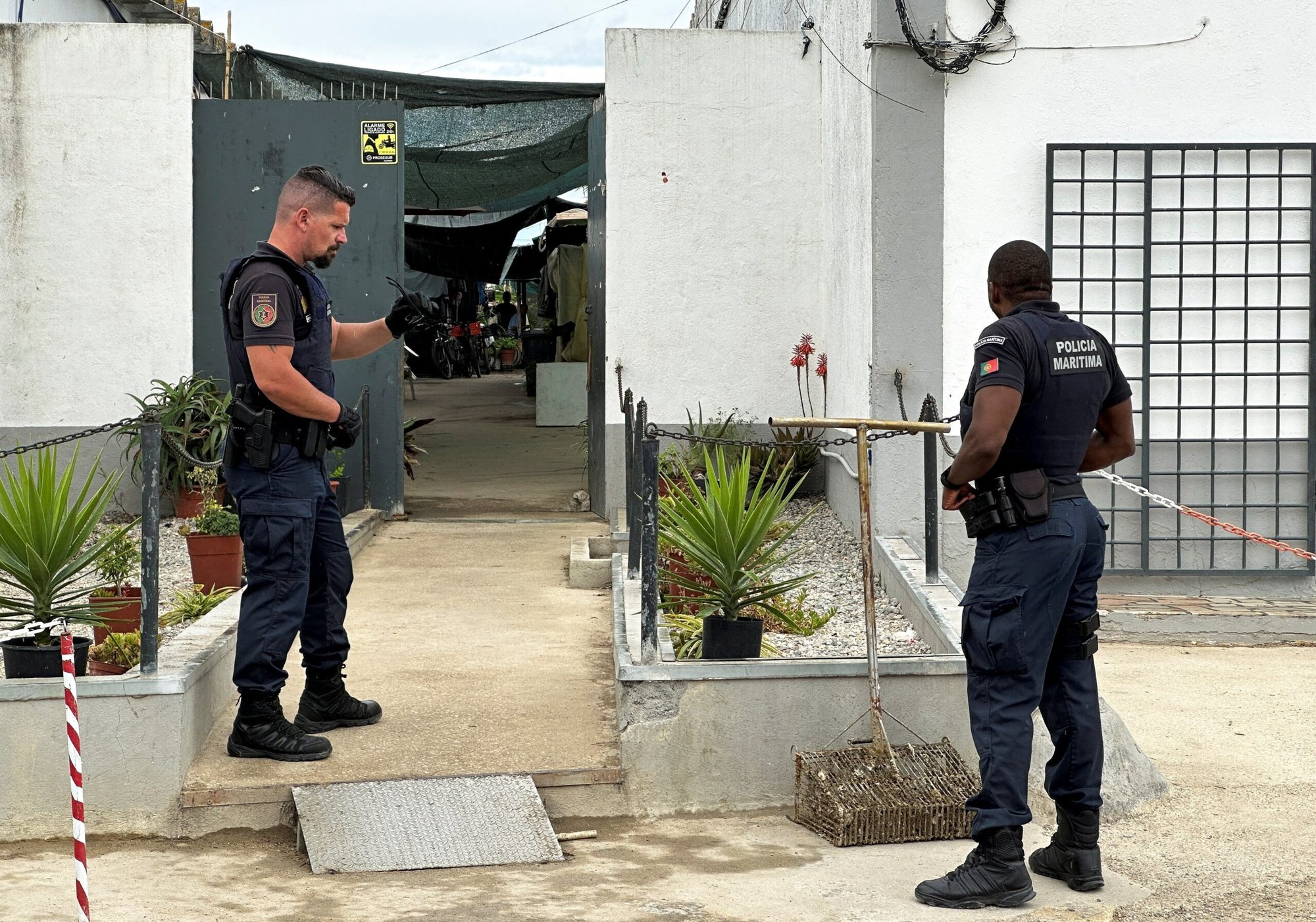 La policía marítima portuguesa investiga uno de los dos lugares donde se encontraron cientos de víctimas de la trata de seres humanos, en su mayoría inmigrantes del sudeste asiático, cerca de Lisboa el 21 de junio de 2023. (Foto OSV News/Miguel Pereira, Reuters)