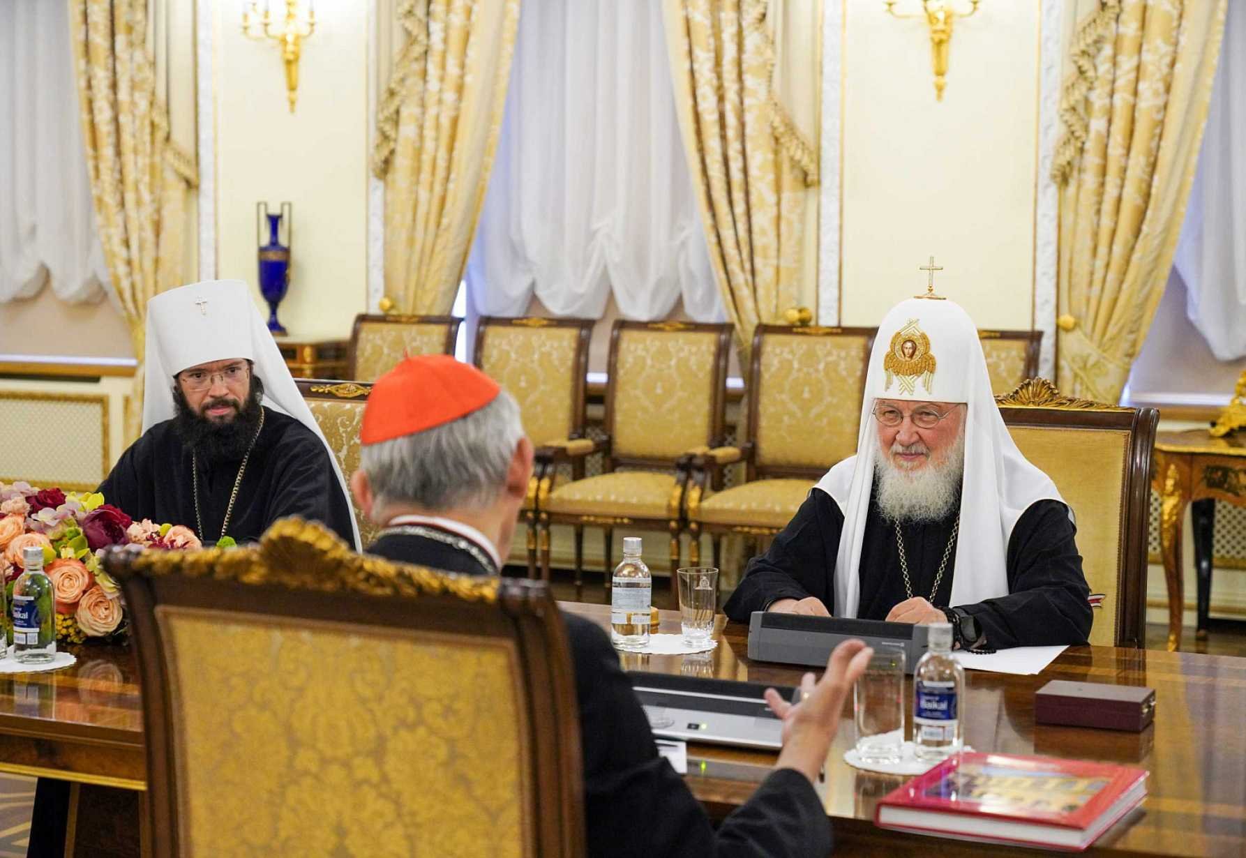 El cardenal Matteo Zuppi, en misión de paz a Moscú en nombre del papa Francisco, habla con el patriarca ortodoxo ruso Kirill de Moscú, a la derecha, y con el metropolitano ortodoxo ruso Antonio de Volokolamsk, jefe de relaciones eclesiásticas externas del Patriarcado de Moscú, a la izquierda, durante una reunión en la residencia del patriarca en el monasterio de Danilov, en Moscú, el 29 de junio de 2023. (CNS photo/Cortesía del Departamento de Relaciones Exteriores Eclesiásticas de la Iglesia Ortodoxa Rusa)