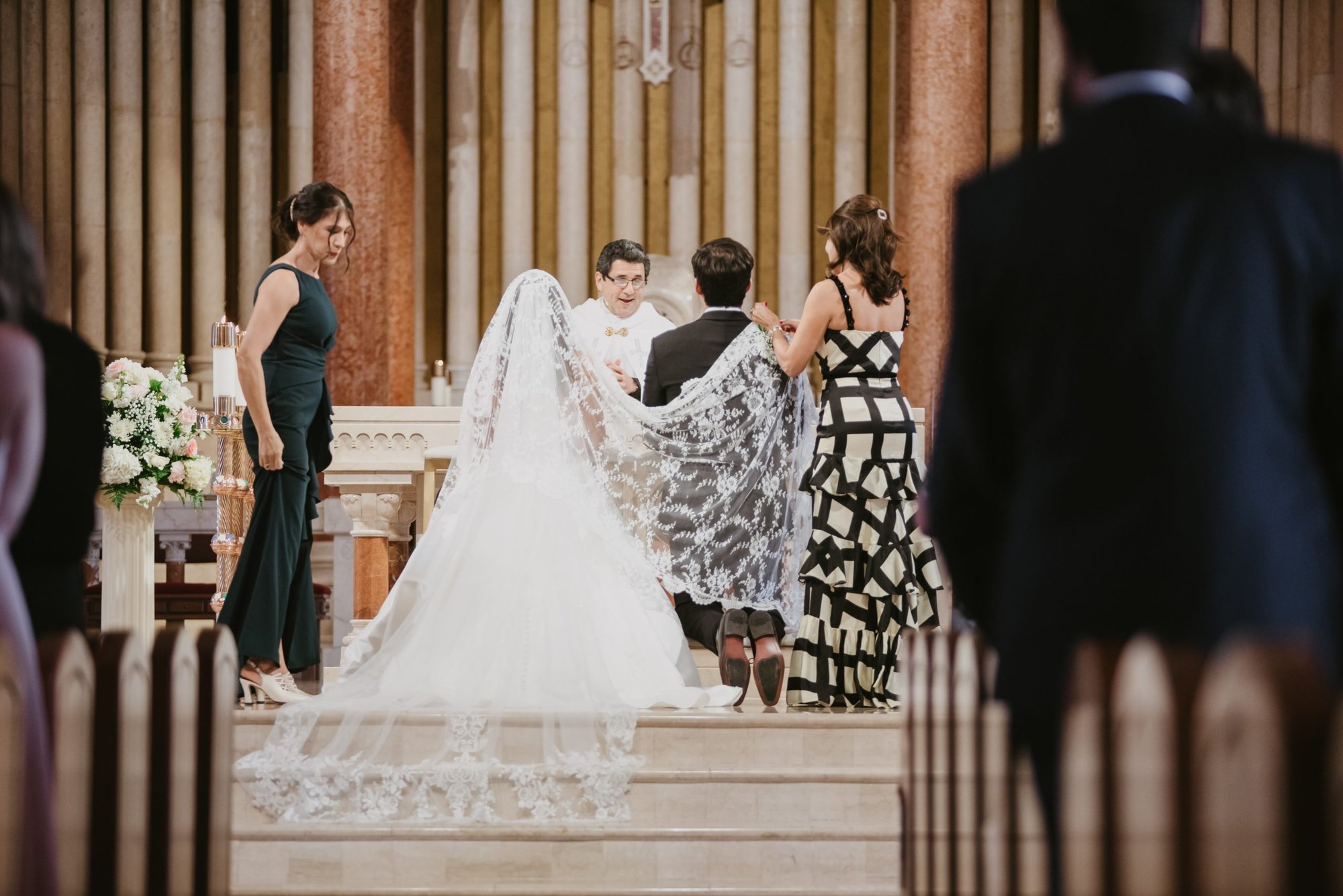 El hijo del autor y su novia, cubiertos con una mantilla tradicional durante su misa de boda. (Foto enviada).