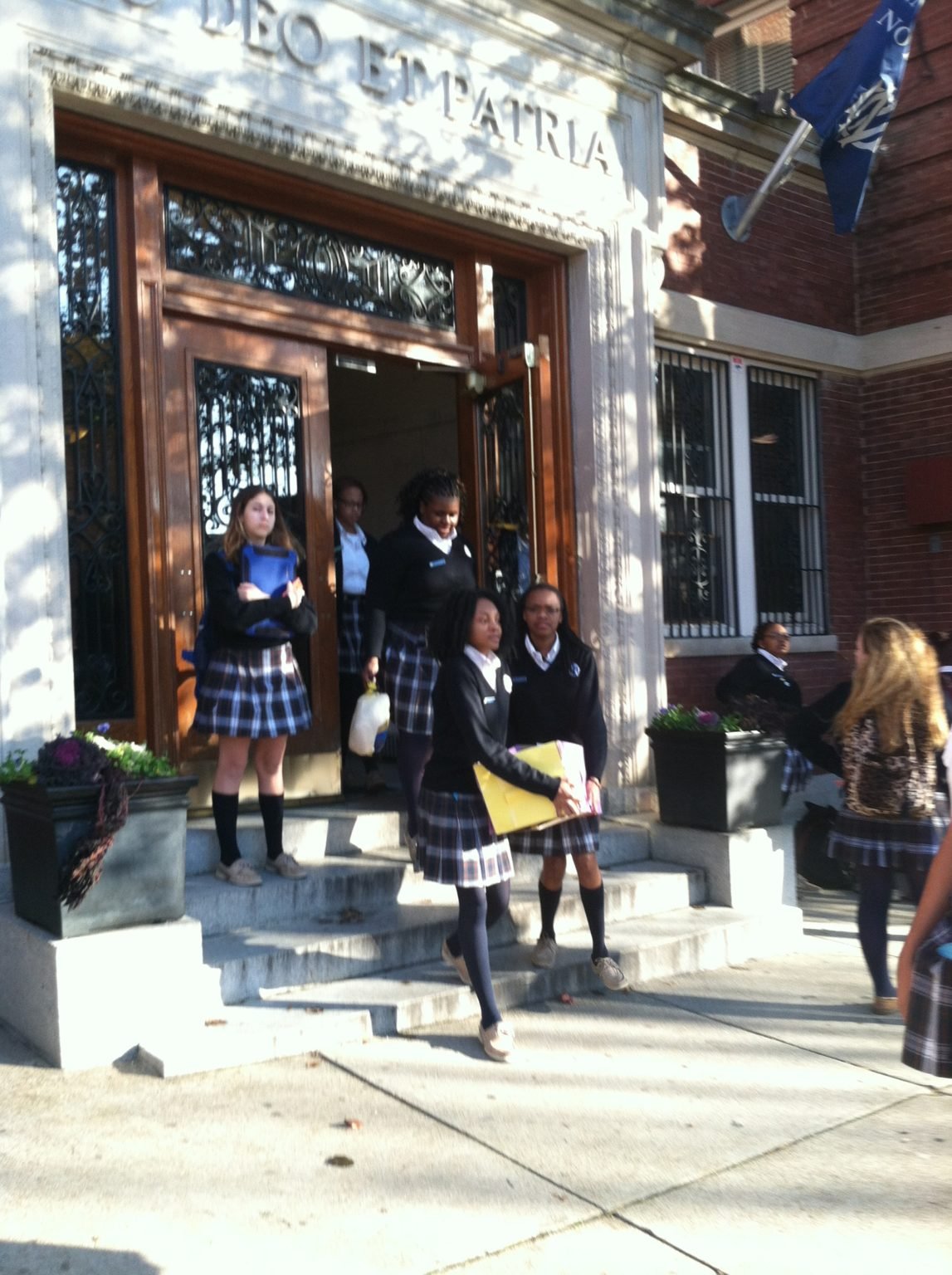 Estudiantes salen del edificio del Instituto de Notre Dame en Baltimore en esta foto de 2014. (CNS/cortesía del Instituto de Notre Dame)