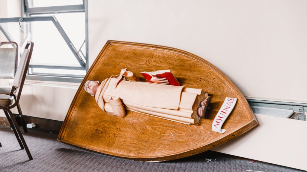 Una estatua de Santo Tomás de Aquino se vino abajo en el comedor del Thomas Aquinas College durante un terremoto de 5,1 grados el domingo 20 de agosto. (Liam McDaniel/Thomas Aquinas College)