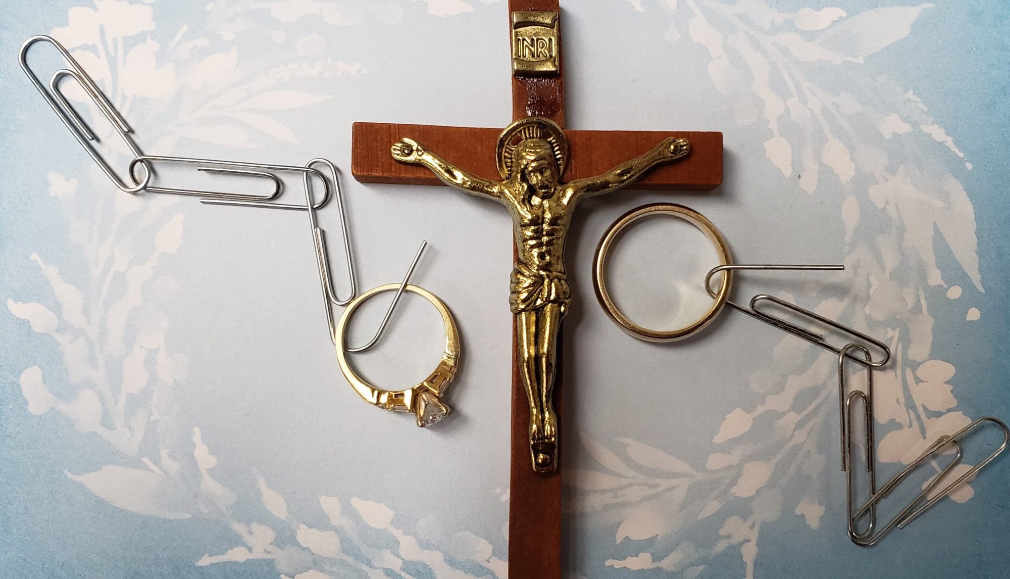 Esta ilustración fotográfica recuerda a las parejas que Cristo debe formar parte de todo matrimonio. Católicos que trabajan en la pastoral del divorcio comparten sus ideas sobre el documento de trabajo del Sínodo de la Sinodalidad, y lo que les gustaría que el sínodo mundial abordara en relación con la pastoral del divorcio y de las segundas nupcias civiles. (OSV News photo illustration/Natalie Hoefer, The Criterion)