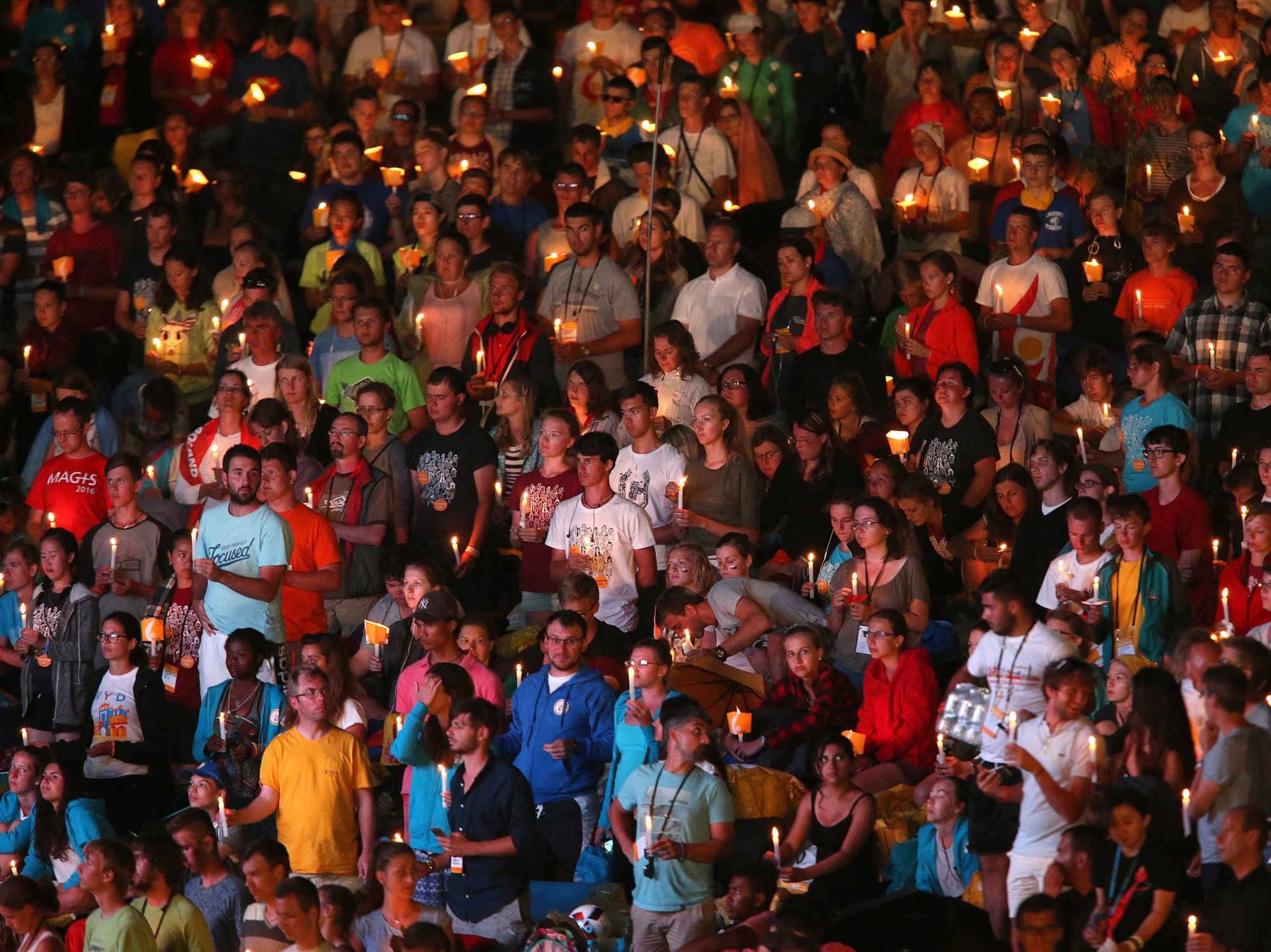 Peregrinos de la Jornada Mundial de la Juventud sostienen velas durante una vigilia de oración con el Papa Francisco el 30 de julio de 2016 en el Campo de la Misericordia en Cracovia, Polonia. (OSV News /CNS file, Bob Roller)