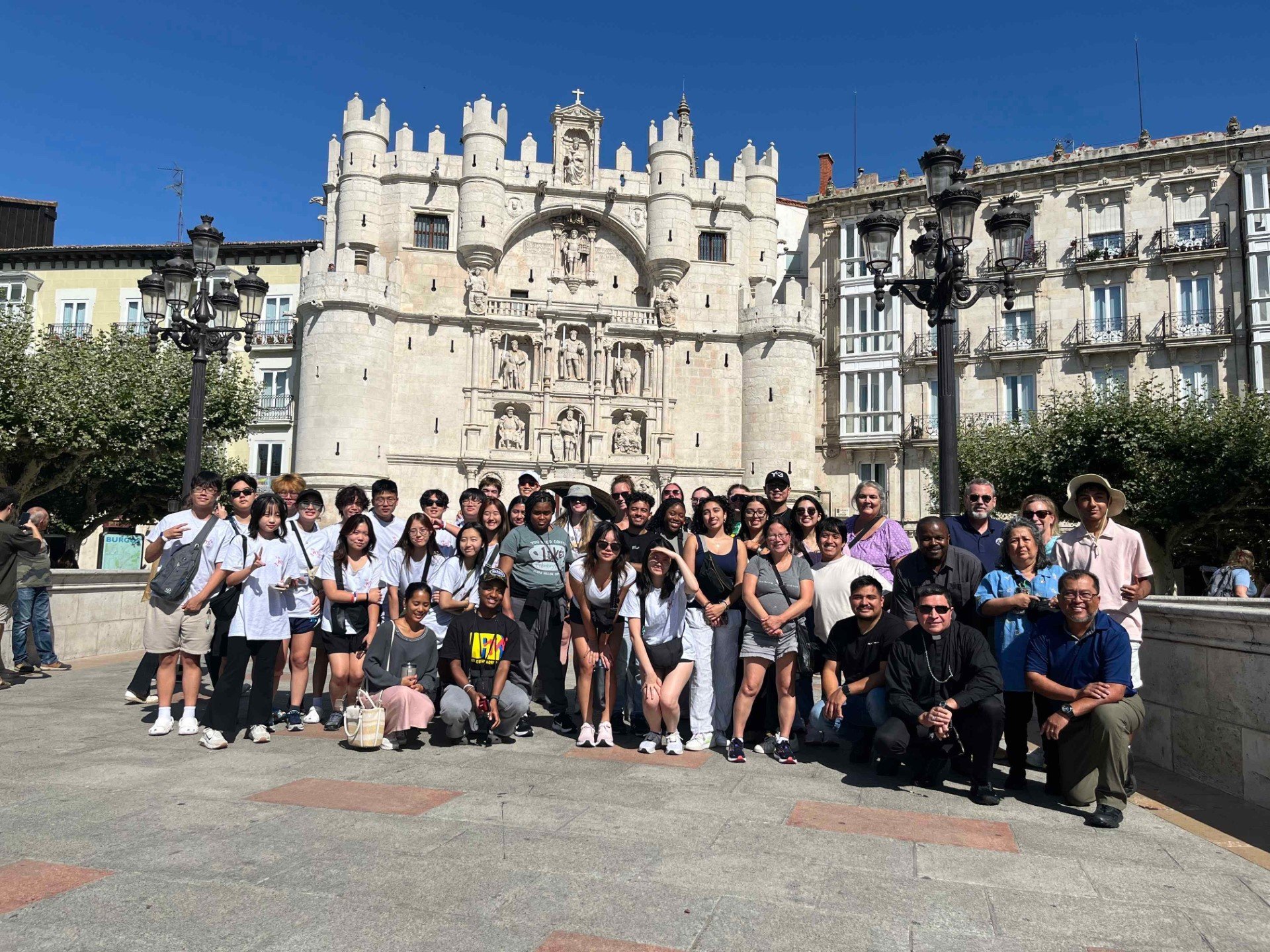 Grupo de 50 personas de la Arquidiócesis de Washington posa en Burgos, España, el 27 de julio 2023. El obispo auxiliar Evelio Menjívar lidera el grupo arquidiocesano compuesto por 33 jóvenes y líderes religiosos y laicos. (Foto OSV News/cortesía de Joaquín Trejo)