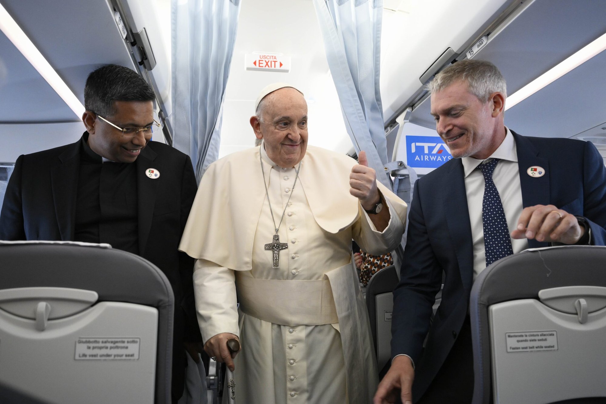 El Papa Francisco saluda a los periodistas mientras vuelan de Roma a Lisboa, Portugal, el 2 de agosto de 2023, para participar en la Jornada Mundial de la Juventud. La visita del Papa del 2 al 6 de agosto es su 42º viaje internacional desde que se convirtió en Papa en 2013. (CNS /Vatican Media)