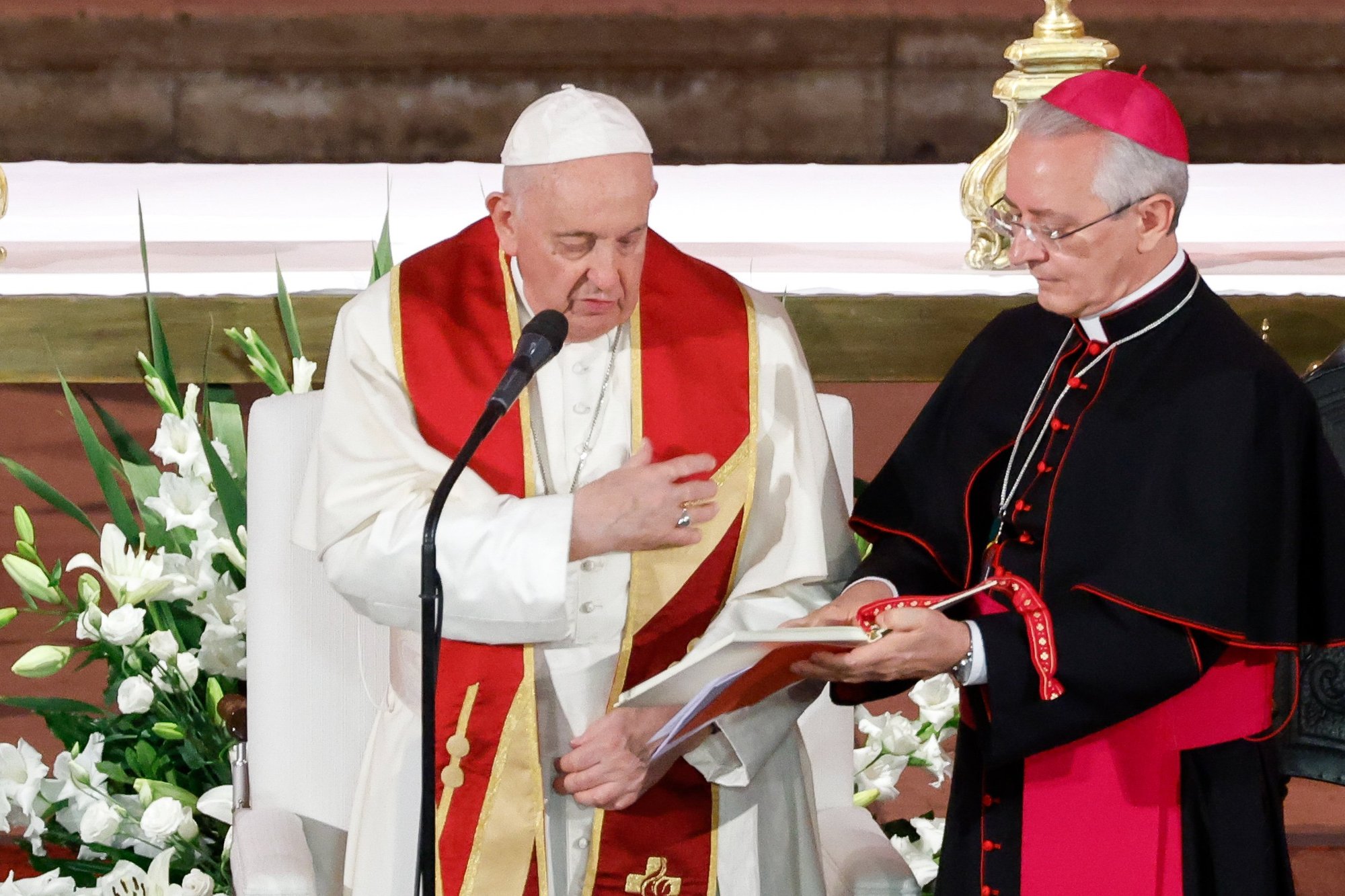 El Papa Francisco hace la señal de la cruz mientras comienza a dirigir las vísperas con obispos portugueses, sacerdotes, diáconos, religiosos, seminaristas y agentes de pastoral en el Monasterio de los Jerónimos en Lisboa, Portugal, 2 de agosto de 2023. (Foto CNS/Lola Gomez)