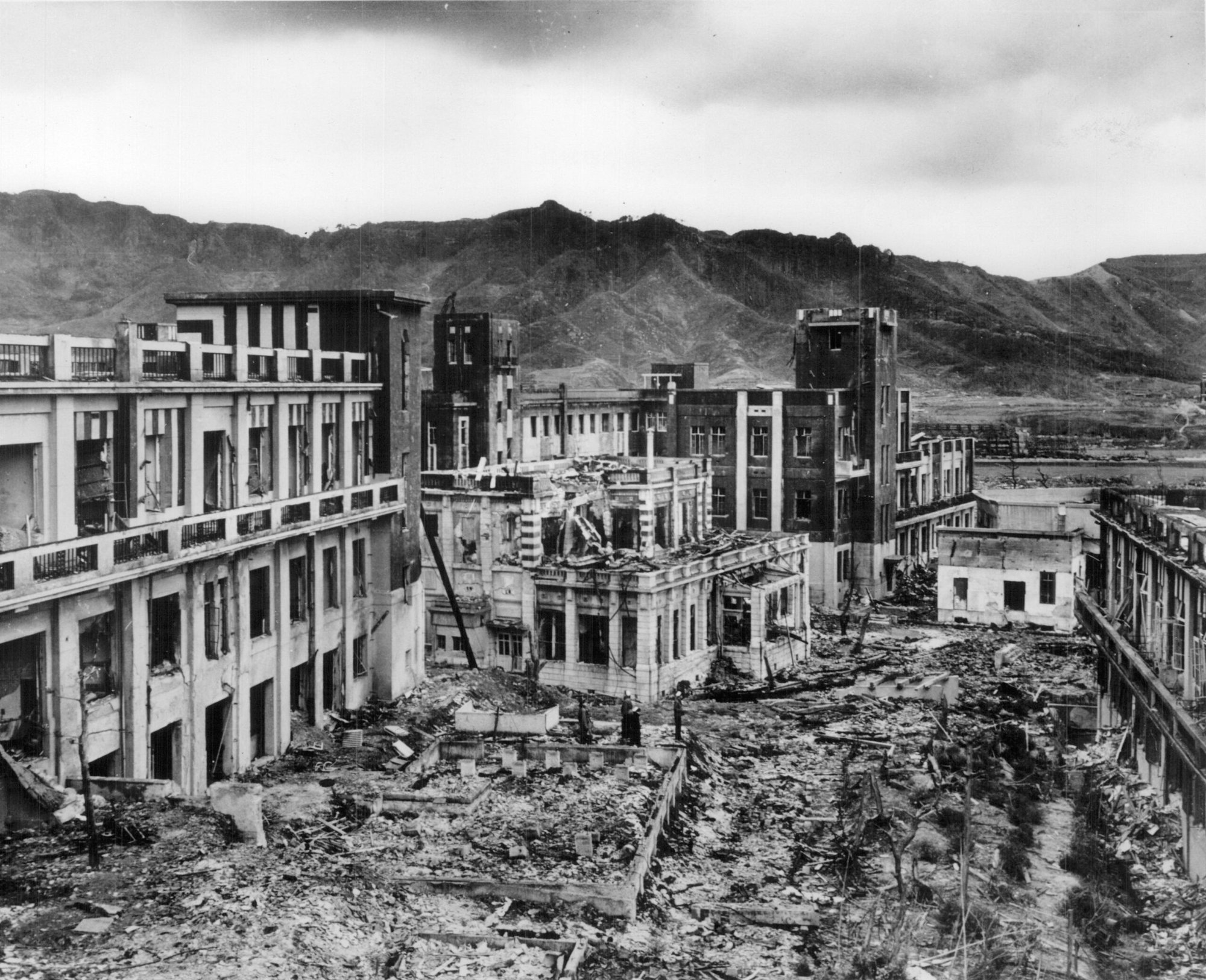 La ciudad de Nagasaki, Japón, mostraba escasos signos de recuperación cuatro años después de que una bomba atómica fuera detonada sobre la ciudad el 9 de agosto de 1945. En vísperas del 78º aniversario de los bombardeos atómicos de Hiroshima y Nagasaki, el presidente del comité de política internacional de los obispos de EE.UU. hace un llamamiento tanto al recuerdo de los bombardeos como al control de las armas nucleares. (Foto OSV News/Milwaukee Journal Sentinel files, USA TODAY NETWORK via Reuters)
