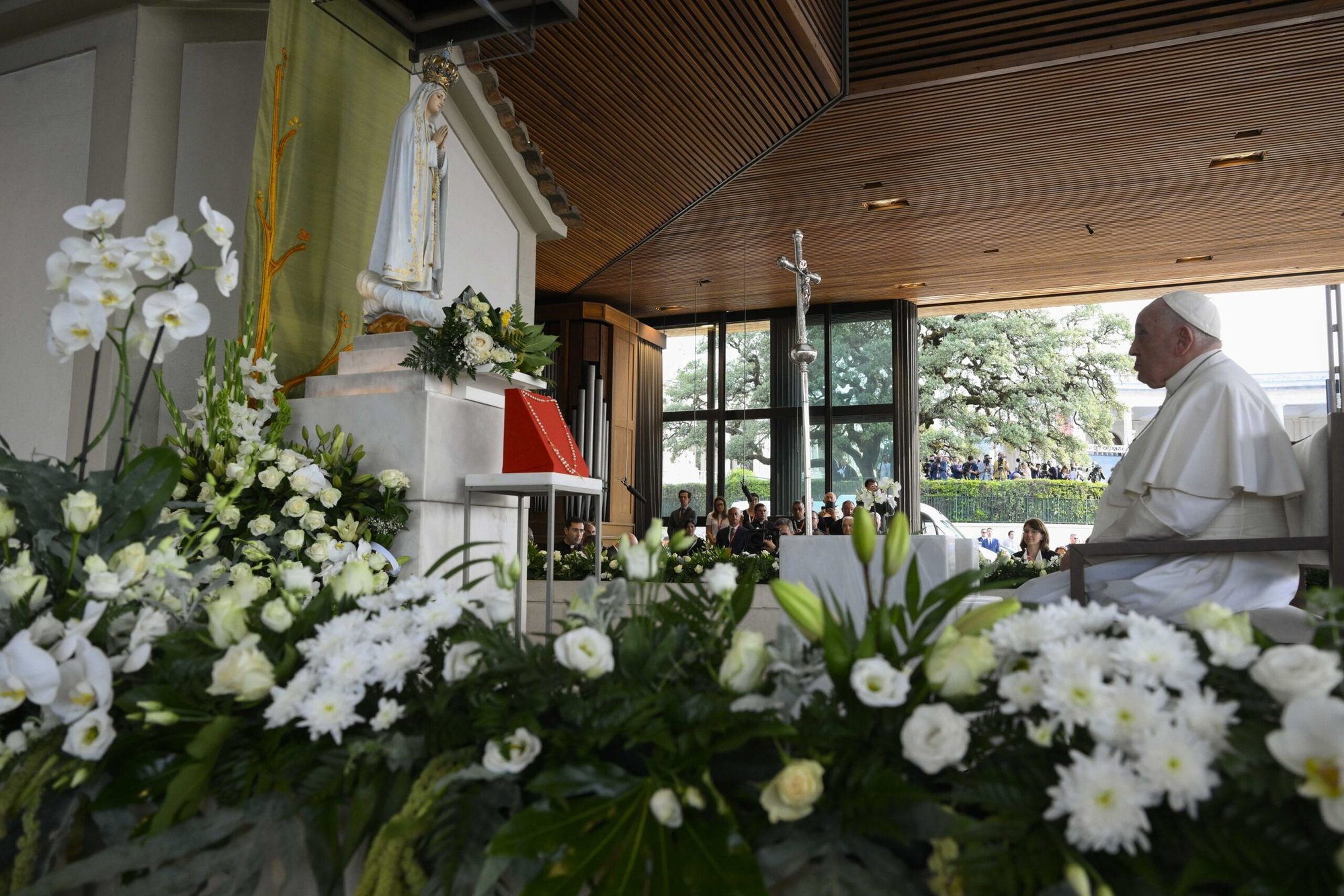 El Papa Francisco reza el rosario en la Capilla de las Apariciones del Santuario de Nuestra Señora de Fátima en Fátima, Portugal, el 5 de agosto de 2023. (Foto CNS/Vatican Media)