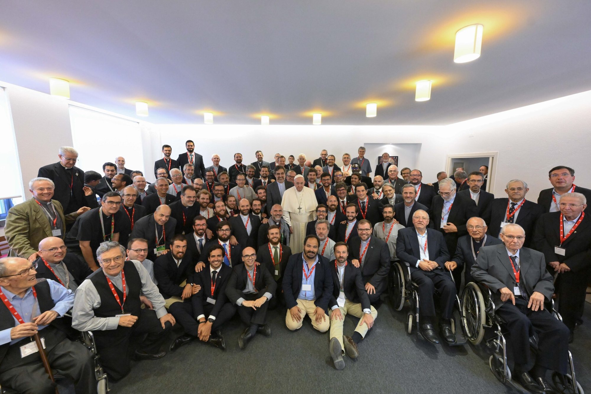 El Papa Francisco posa para una foto con unos 90 jesuitas en su Colegio San Juan de Brito en Lisboa, Portugal, 5 de agosto de 2023. (CNS photo/Vatican Media)