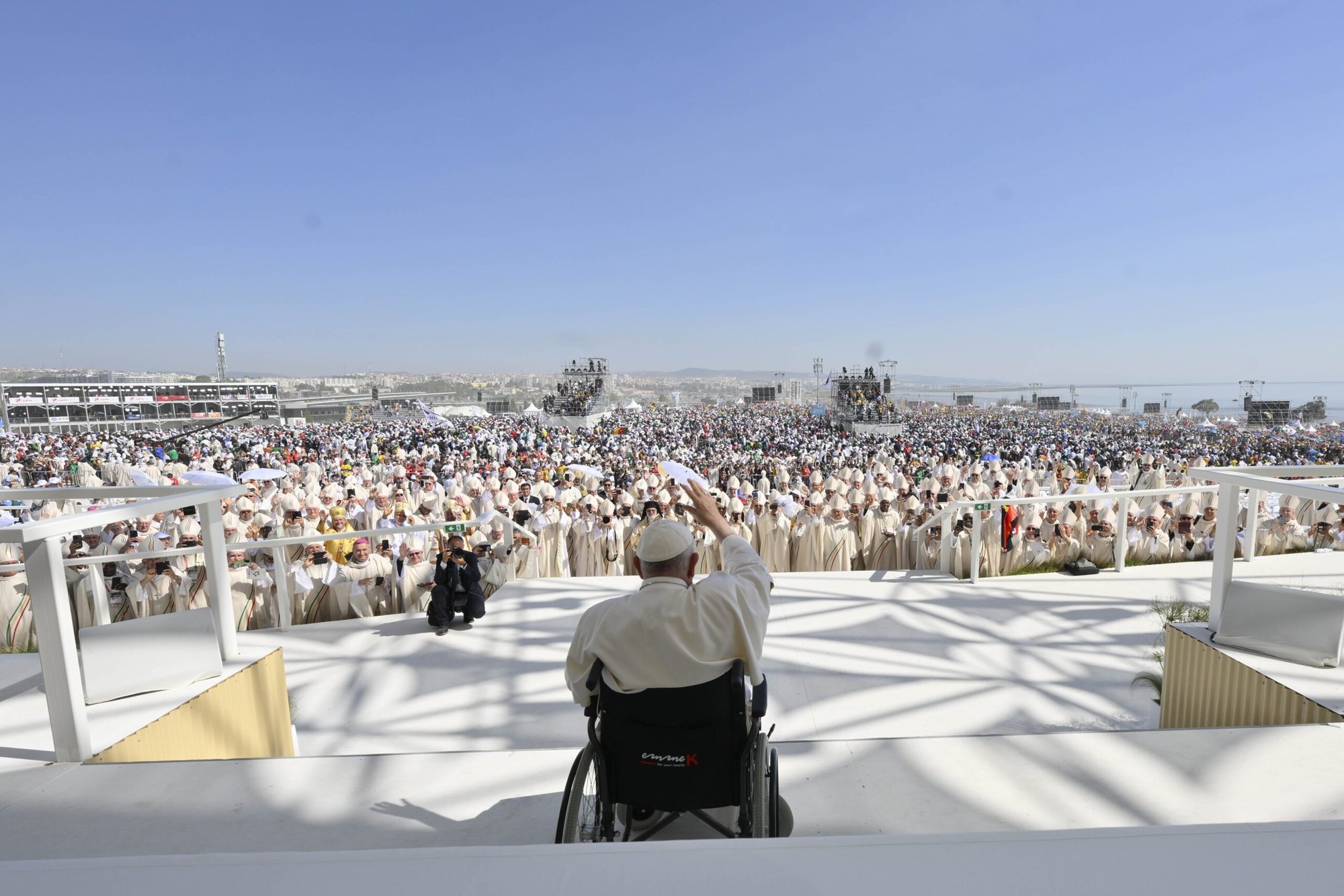 El Papa Francisco saluda a la multitud al final de la Misa de clausura de la Jornada Mundial de la Juventud en el Parque Tejo en Lisboa, Portugal, el 6 de agosto de 2023. (Foto CNS/Vatican Media)