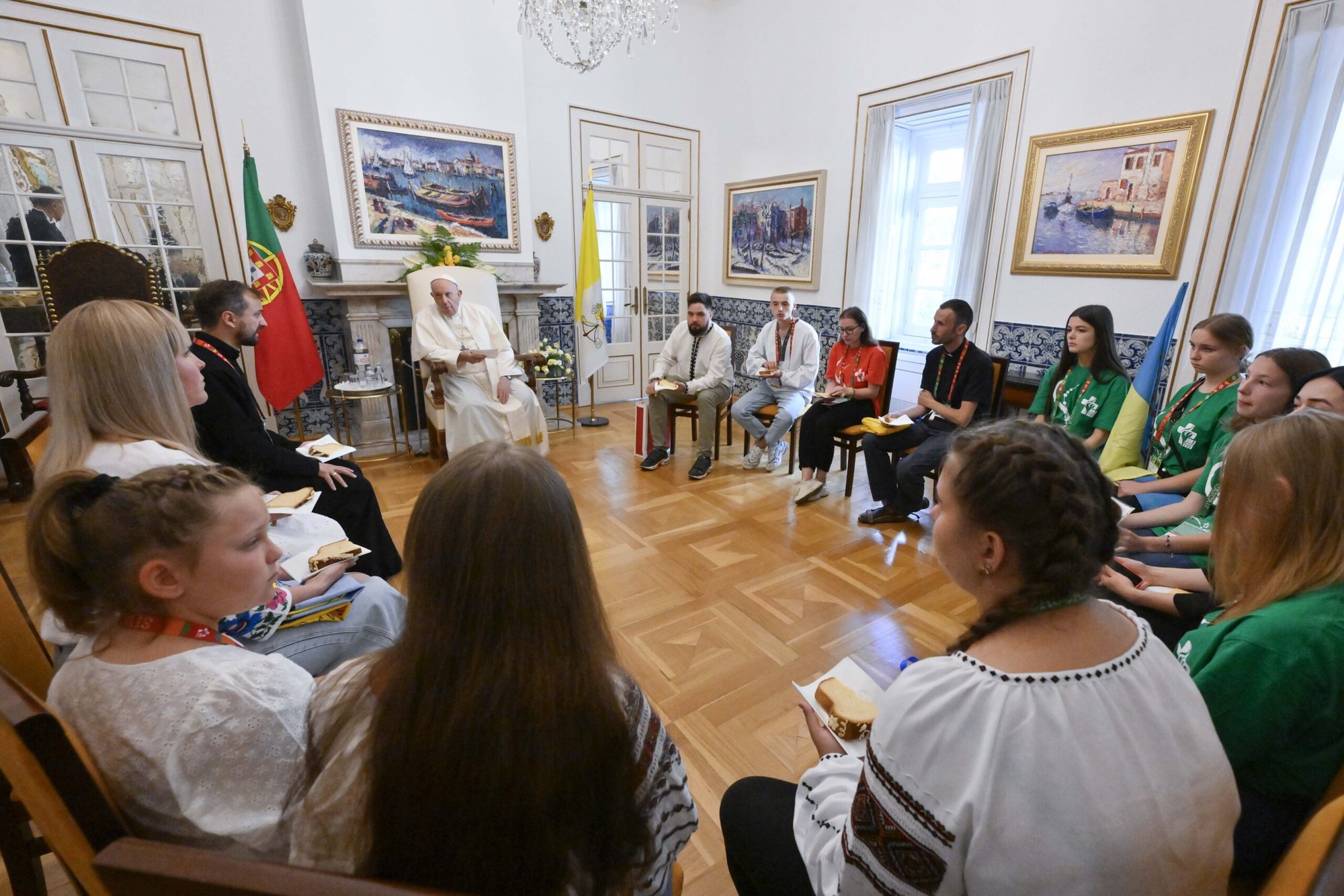 El Papa Francisco se reúne con peregrinos de la Jornada Mundial de la Juventud de Ucrania durante un encuentro privado el 3 de agosto de 2023, en la nunciatura del Vaticano en Lisboa, Portugal. El Vaticano dijo que el Papa pasó media hora con los jóvenes, escuchando sus historias y orando por su país devastado por la guerra. (Foto CNS/Vatican Media)