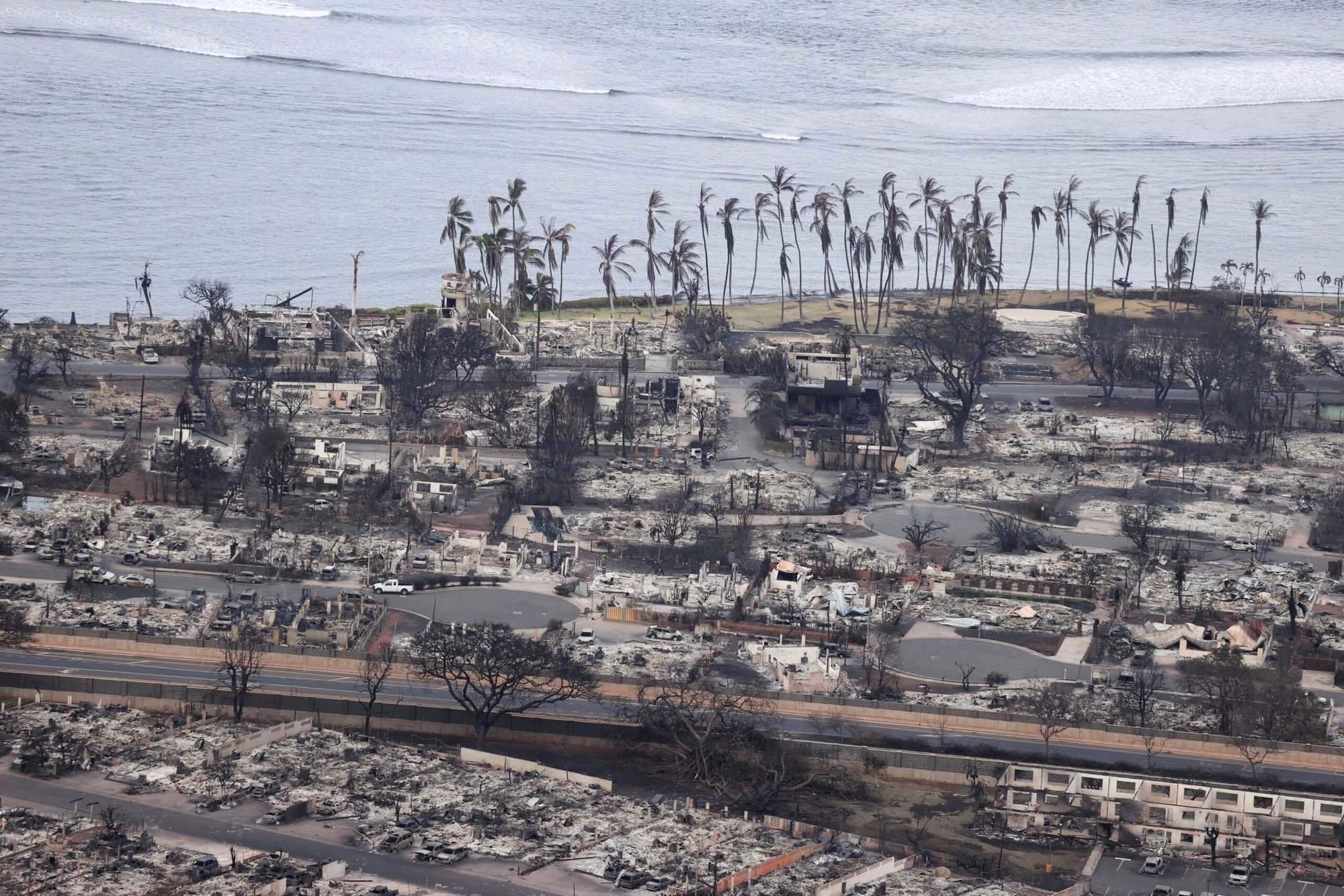 Una vista aérea muestra la comunidad de Lahaina después de los incendios forestales provocados por los fuertes vientos quemaron la mayor parte de la ciudad hace varios días, en Lahaina, Maui, Hawai, EE.UU. 10 de agosto 2023. (Foto de OSV News/Marco García, Reuters)