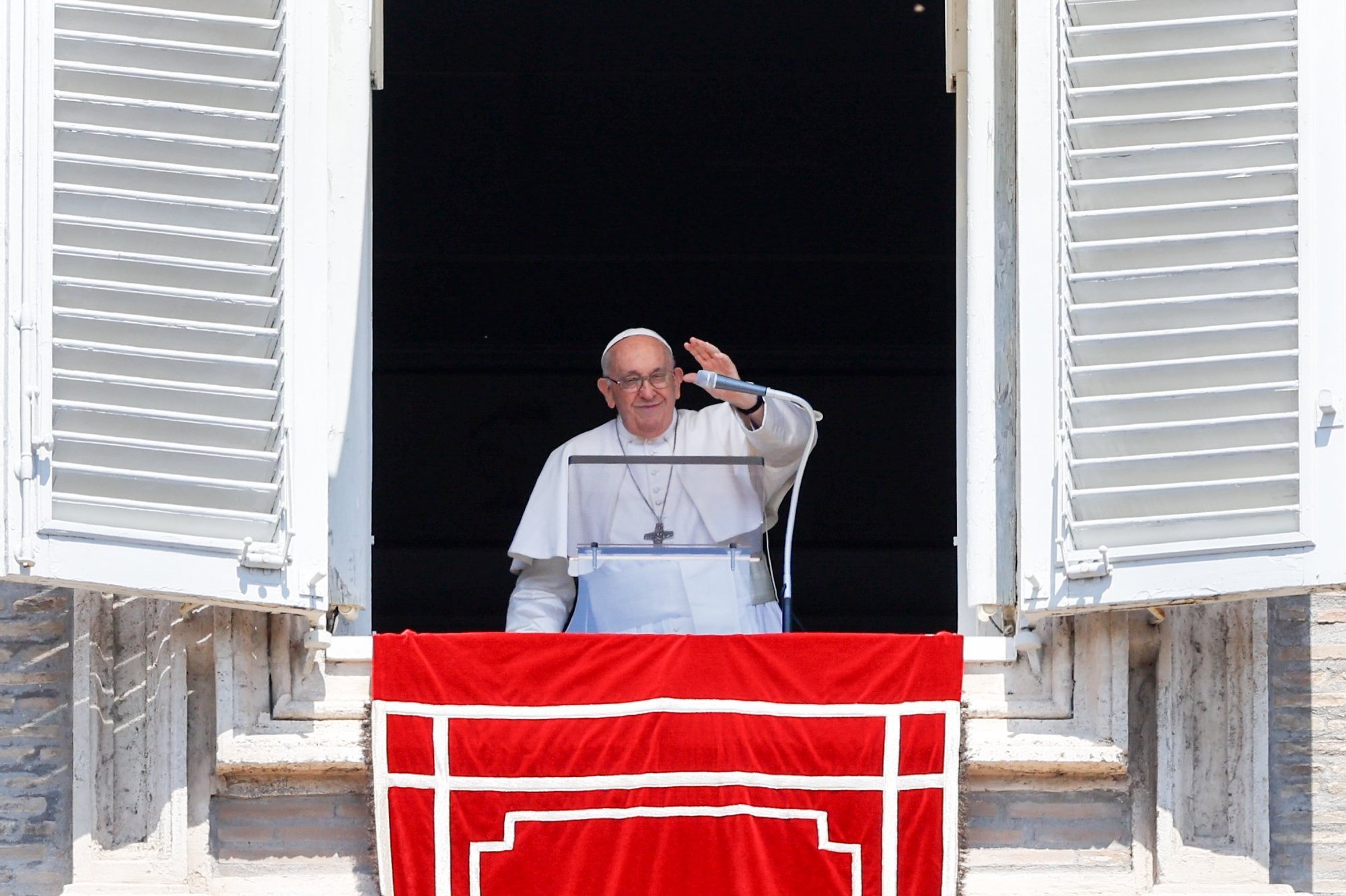 El Papa Francisco saluda a los visitantes reunidos en la Plaza de San Pedro del Vaticano para rezar el Ángelus el 15 de agosto de 2023. (Foto CNS/Lola Gomez)