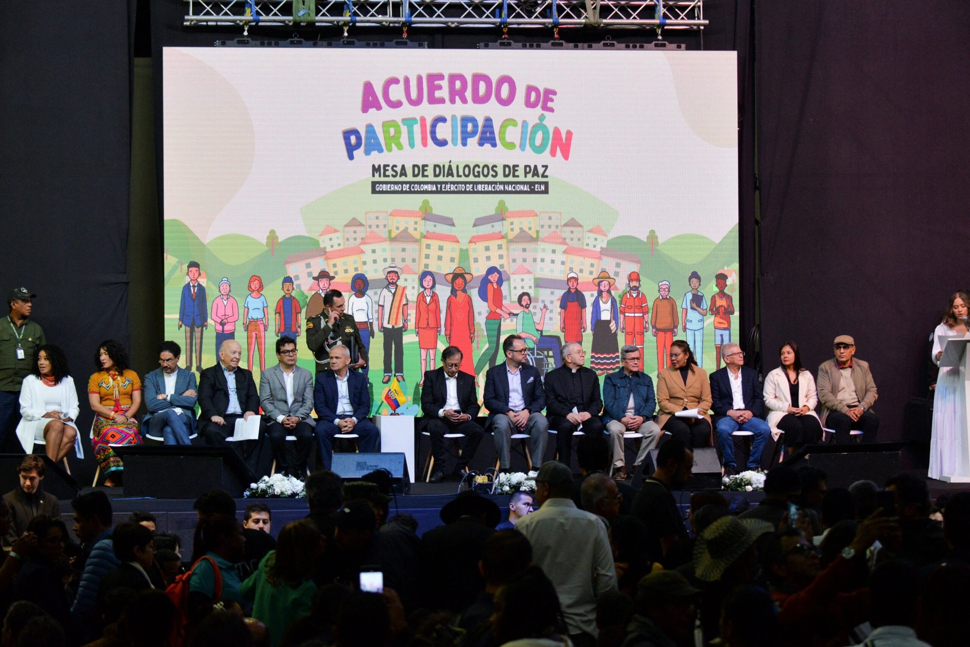 El presidente colombiano Gustavo Petro y el representante de los rebeldes del Ejército de Liberación Nacional Pablo Beltrán asisten a un evento con negociadores de paz de ambas partes, durante el inicio de un alto el fuego de seis meses, en Bogotá el 3 de agosto de 2023. En la foto, sexto por la derecha, el obispo Héctor Fabio Henao, quien lidera Delegación para las Relaciones Iglesia – Estado de la delegación de la Conferencia Episcopal de Colombia. (Foto de OSV News/Vannessa Jimenez, Reuters)